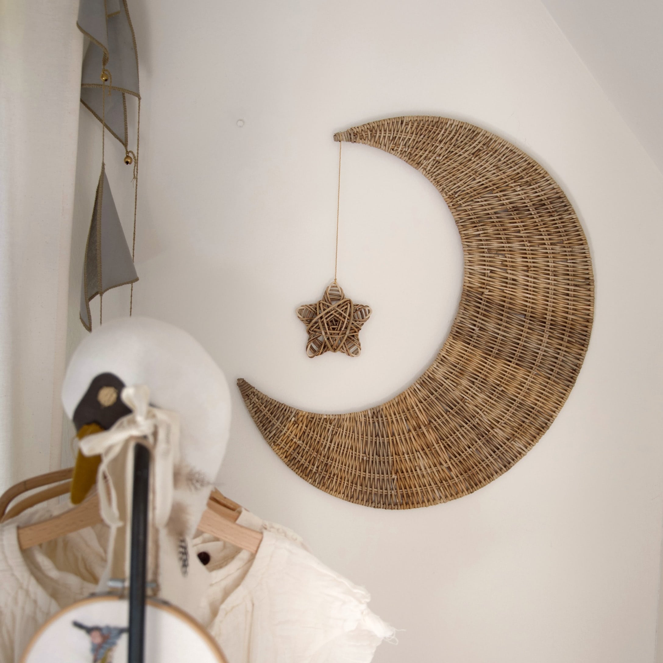 Wanddecoratie van gevlochten wilg in maansvorm met hangende ster, natuurlijke kleur, boho stijl