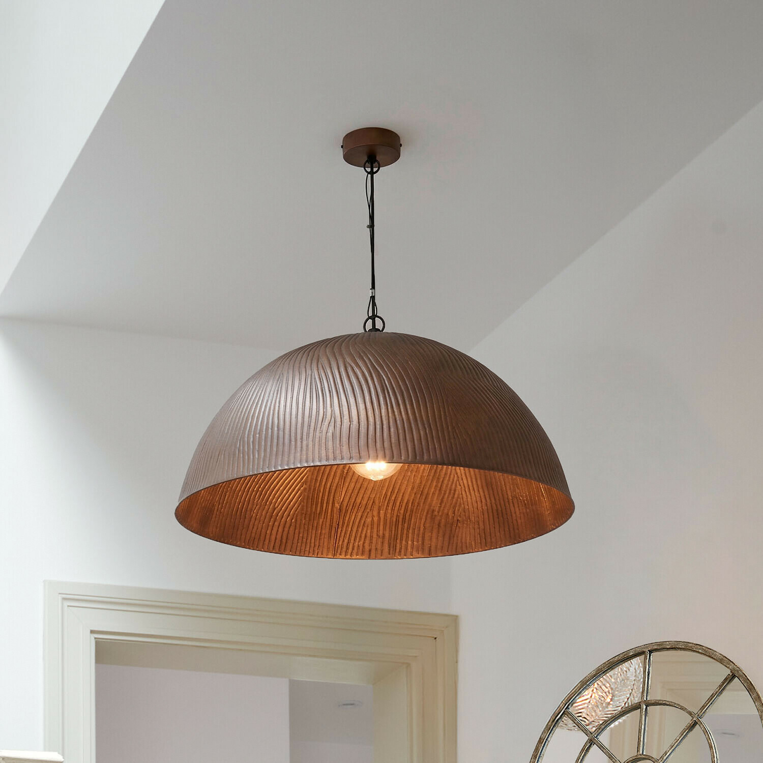 Hanglamp met koperen kap en houtnerfstructuur, moderne binnenverlichting