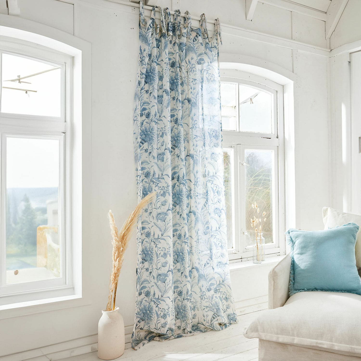 Gordijn Bazas Lichte gordijn met blauw bloemenpatroon op witte stof, raamdecoratie voor woonkamer