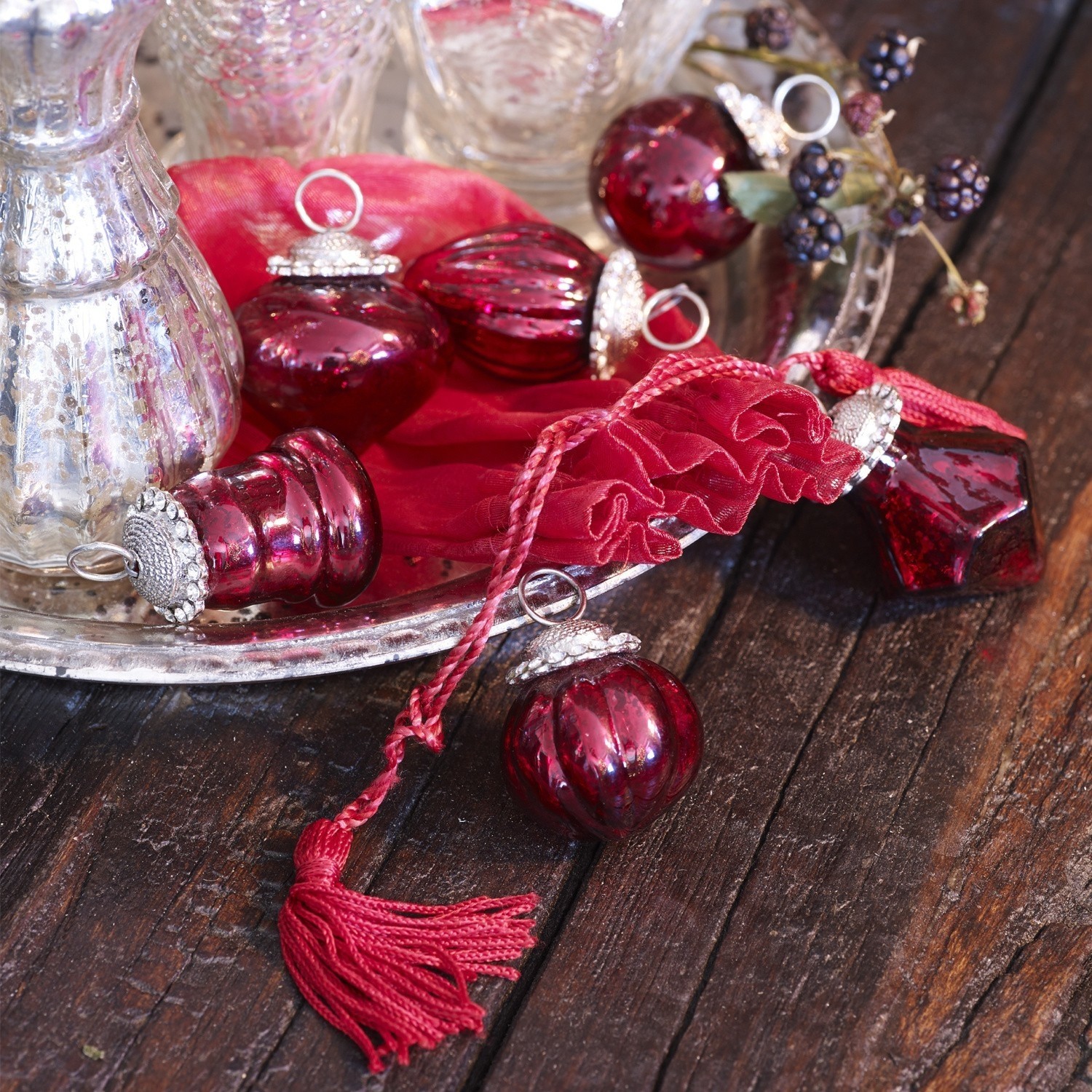 Kerstversiering set van 6 Levier Rode glazen kerstversieringen met kwastjes op houten tafel naast metalen dienblad
