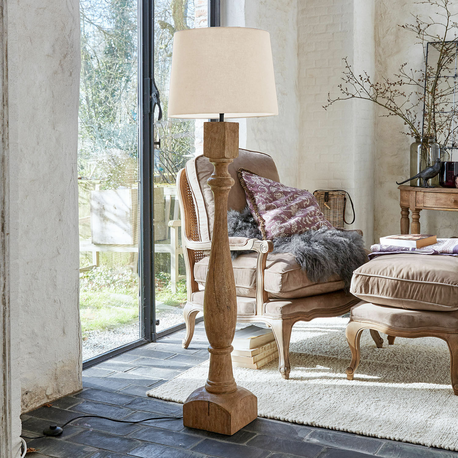 Staande lamp Fernisto Houten vloerlamp met beige kap in gezellige woonkamer met fauteuils en vloerkleed