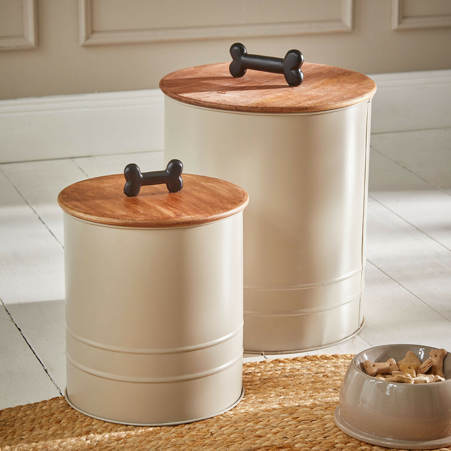 Pot set van 2 Esteluna Beige metalen voerbakken met houten deksels en zwarte handgrepen in botvorm