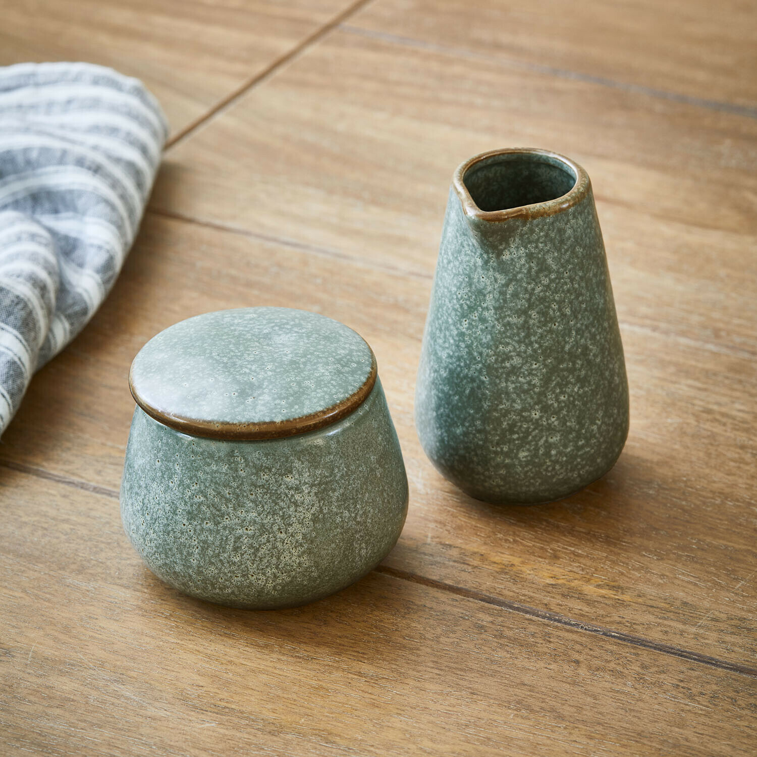 Suikerpotje en melkkannetje Biarré Set groene keramiek met deksel en kannetje op lichte houten tafel