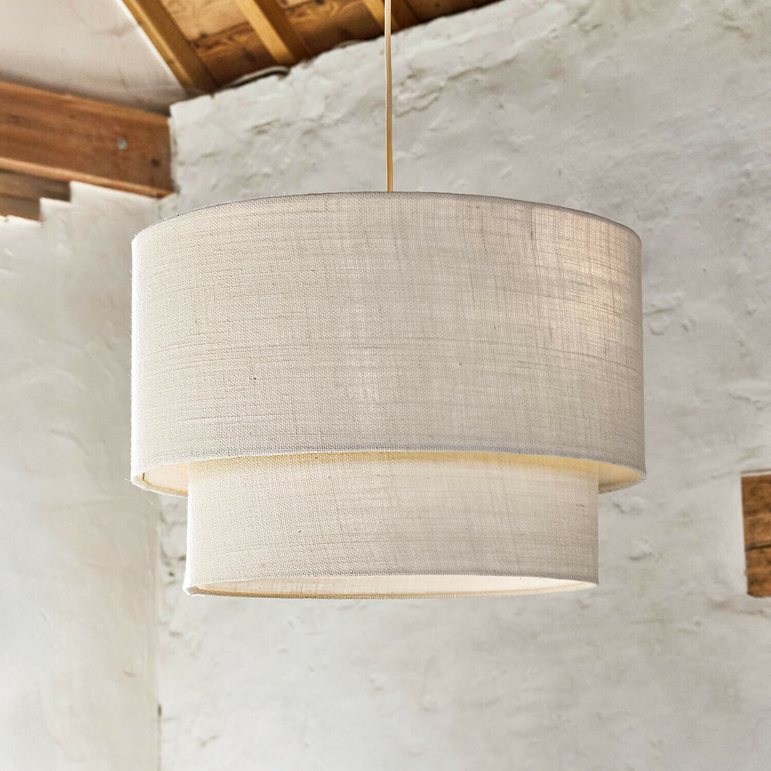 Hanglamp met dubbele kap van licht linnen, moderne binnenverlichting in neutrale tinten