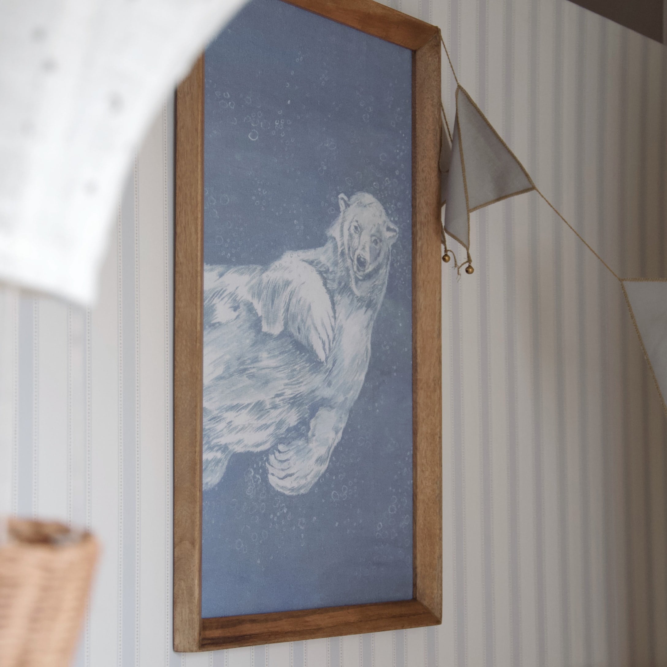 Schilderij met witte ijsbeer op blauwe achtergrond in houten lijst, wanddecoratie voor kinderkamer
