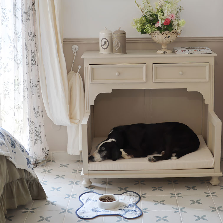 Beige houten console met hondenkussen, decoratieve potten en bloemenvaas in sfeervolle kamer