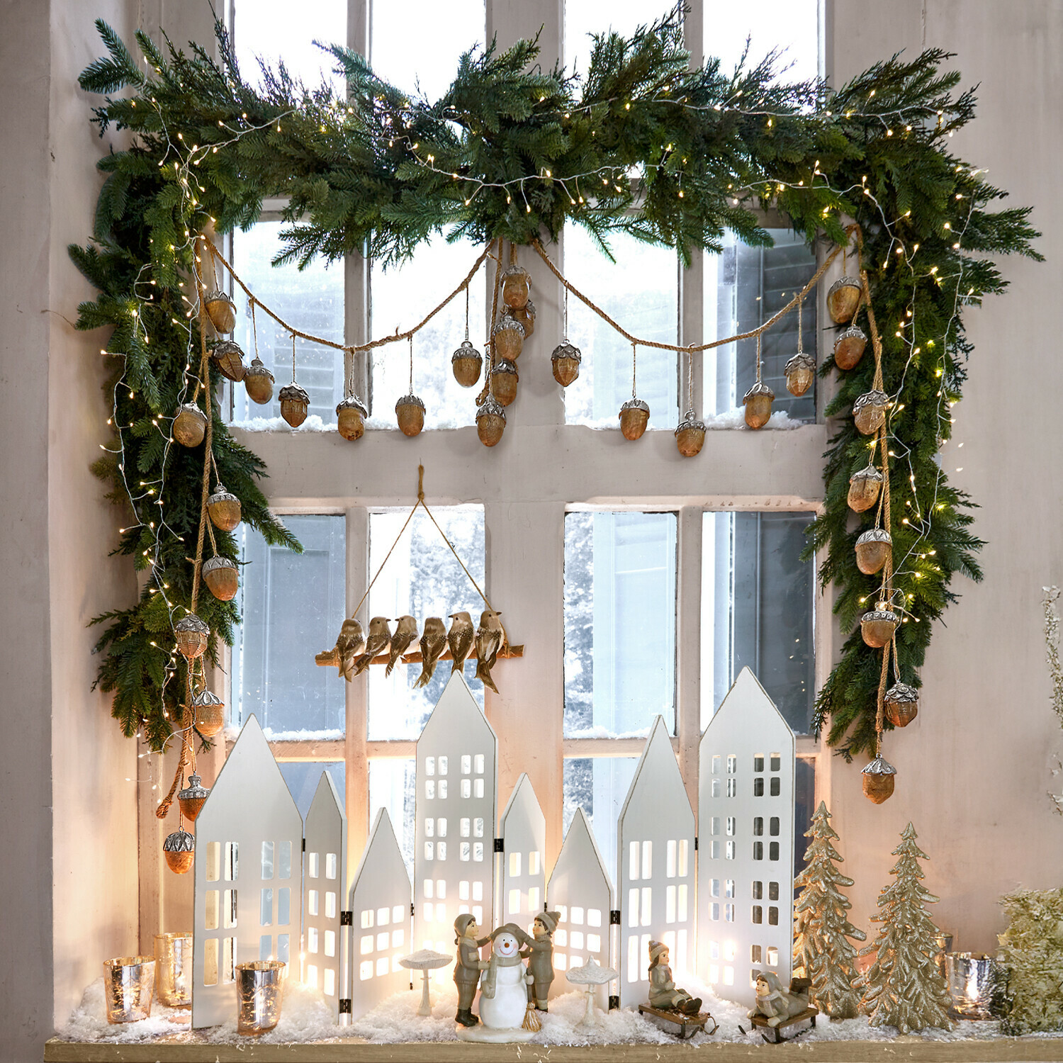 Guirlande Julien Kerstdecoratie met witte huisjes, kinderfiguren en sneeuwpop, groene takken en LED-lichtjes
