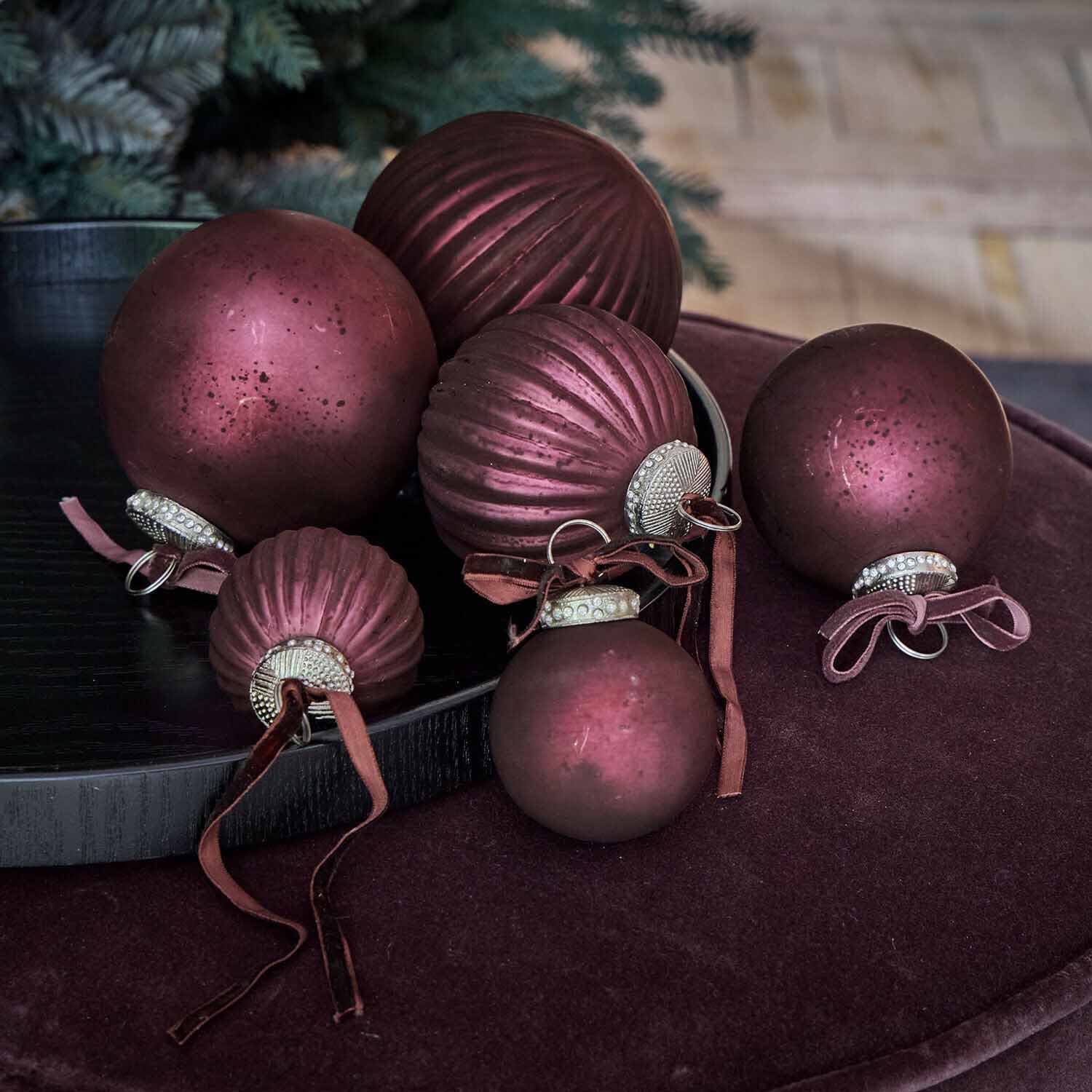 Set bordeaux kerstballen van fluweel en glas met decoratieve linten voor de kerstboom