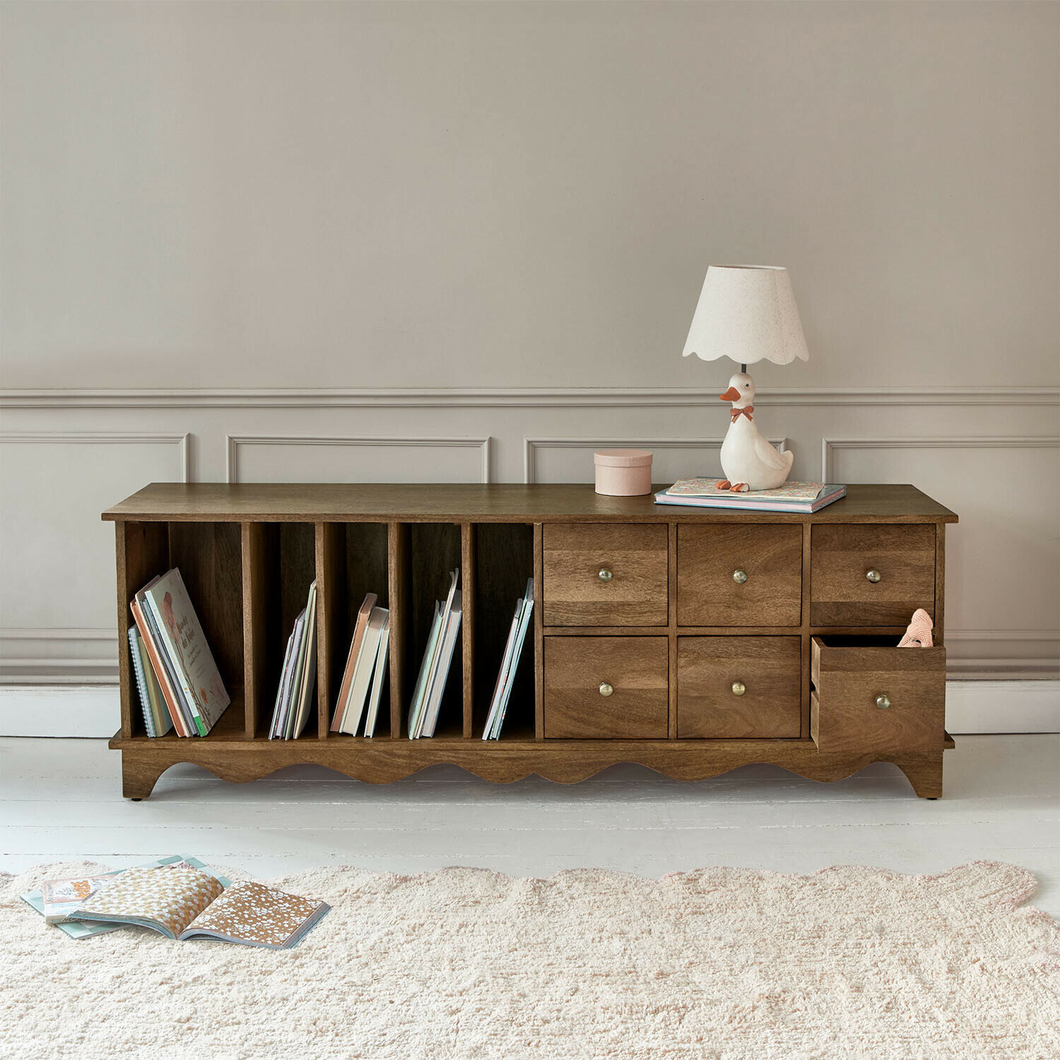 Lage kast Jomilas Bruine houten kast met zes lades en boekenplanken, decoratieve eendenlamp erop