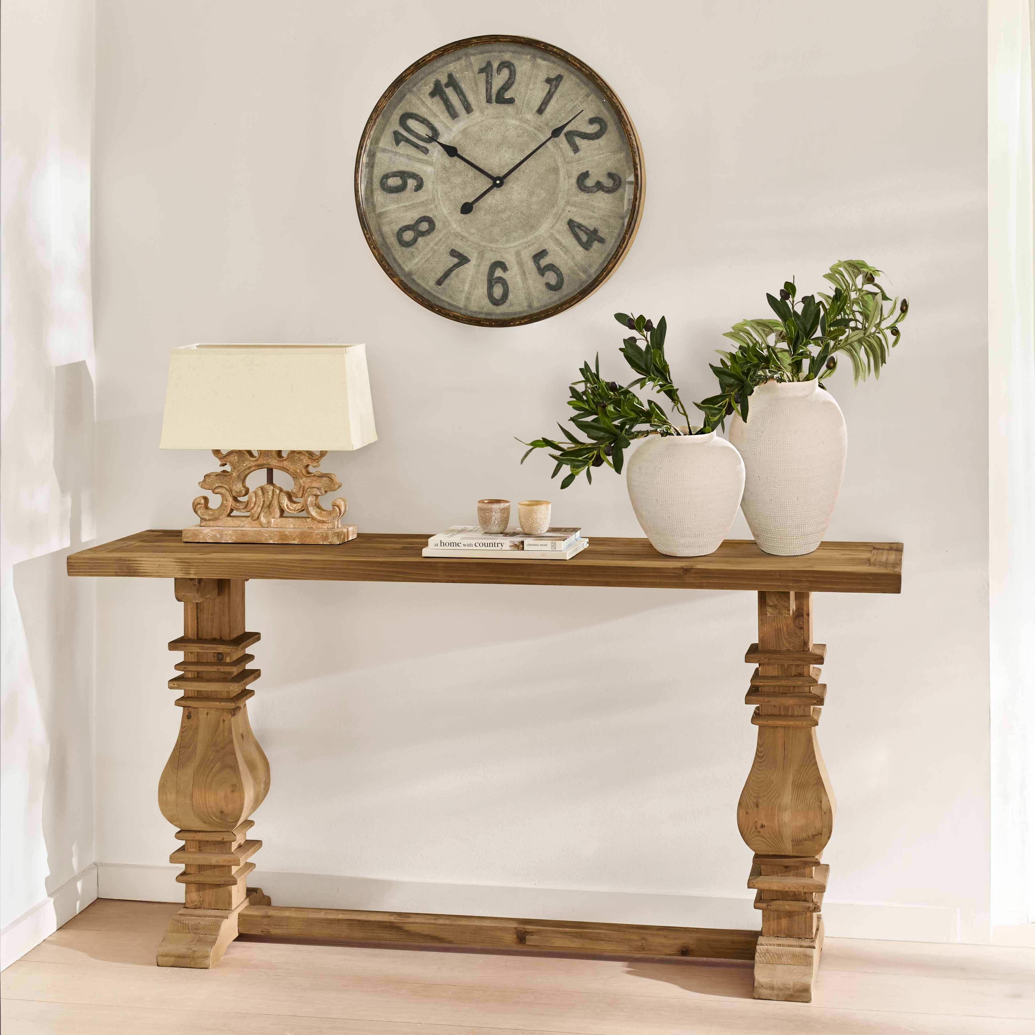 Massief houten sidetable met sierlijke poten, witte keramische vazen en lamp tegen lichte achtergrond