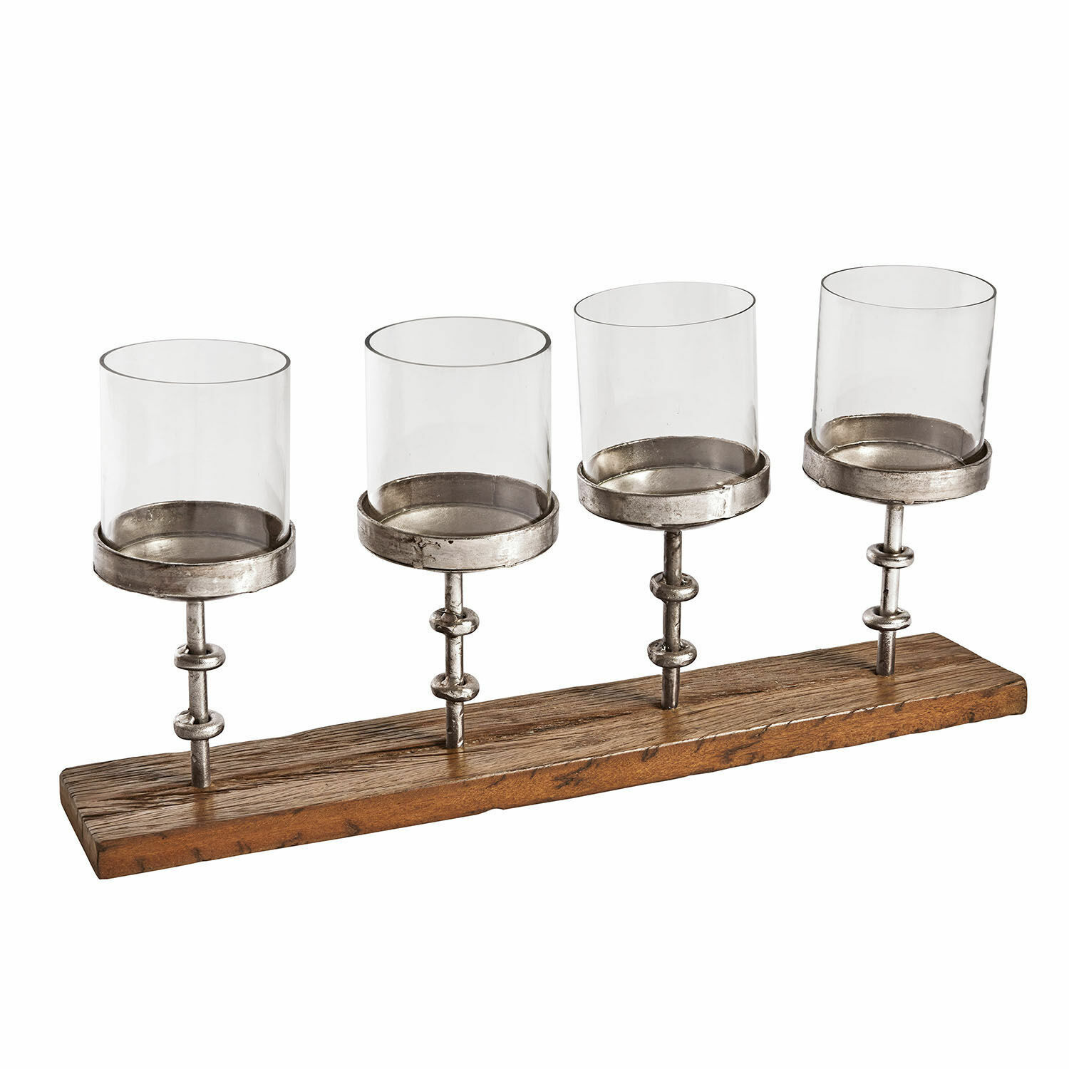 Metalen kandelaar voor vier glazen kaarsen op een bruine houten voet