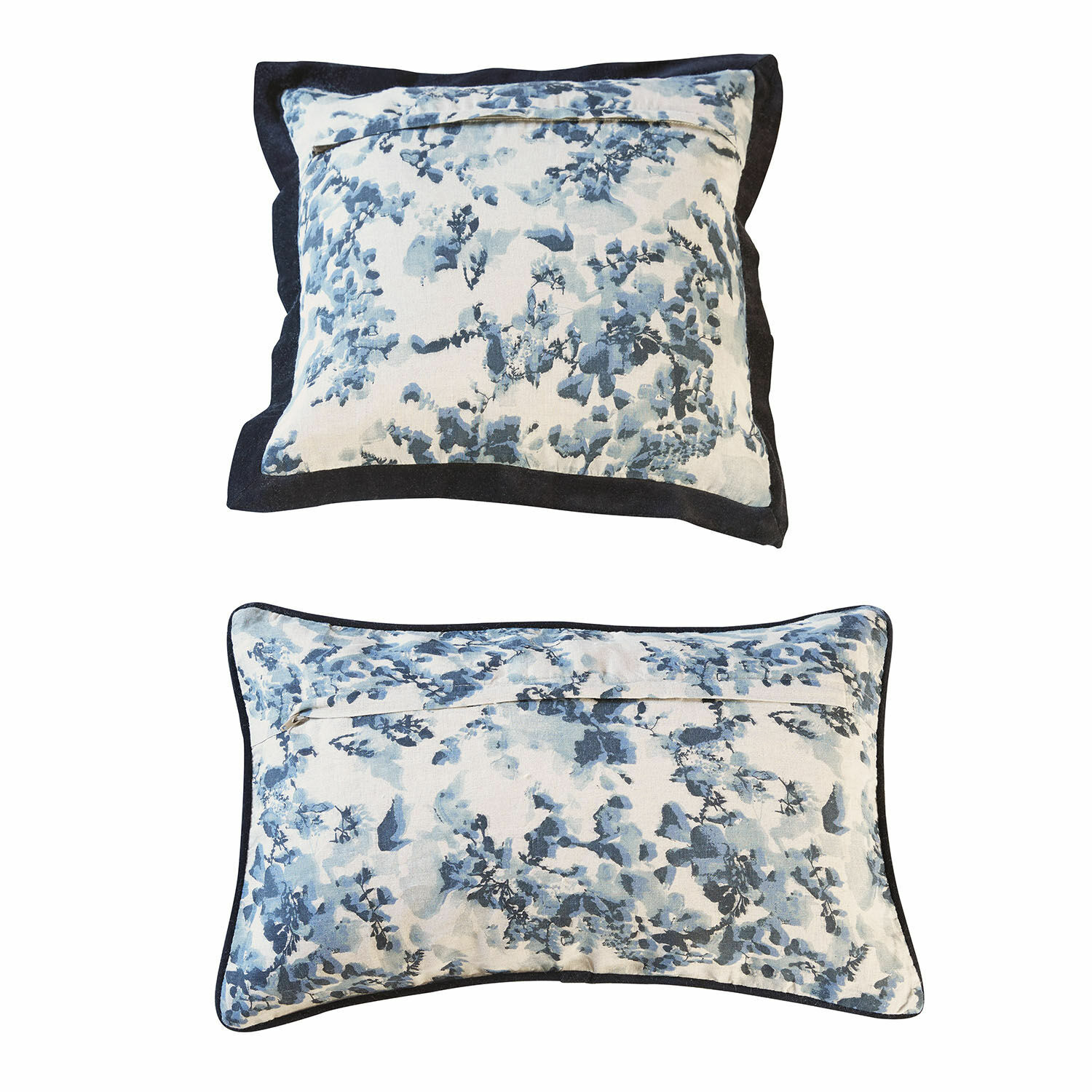 Kussenhoes set van 2 Miretique Set van twee decoratieve katoenen kussens met blauw-wit bloemenpatroon en donkere rand