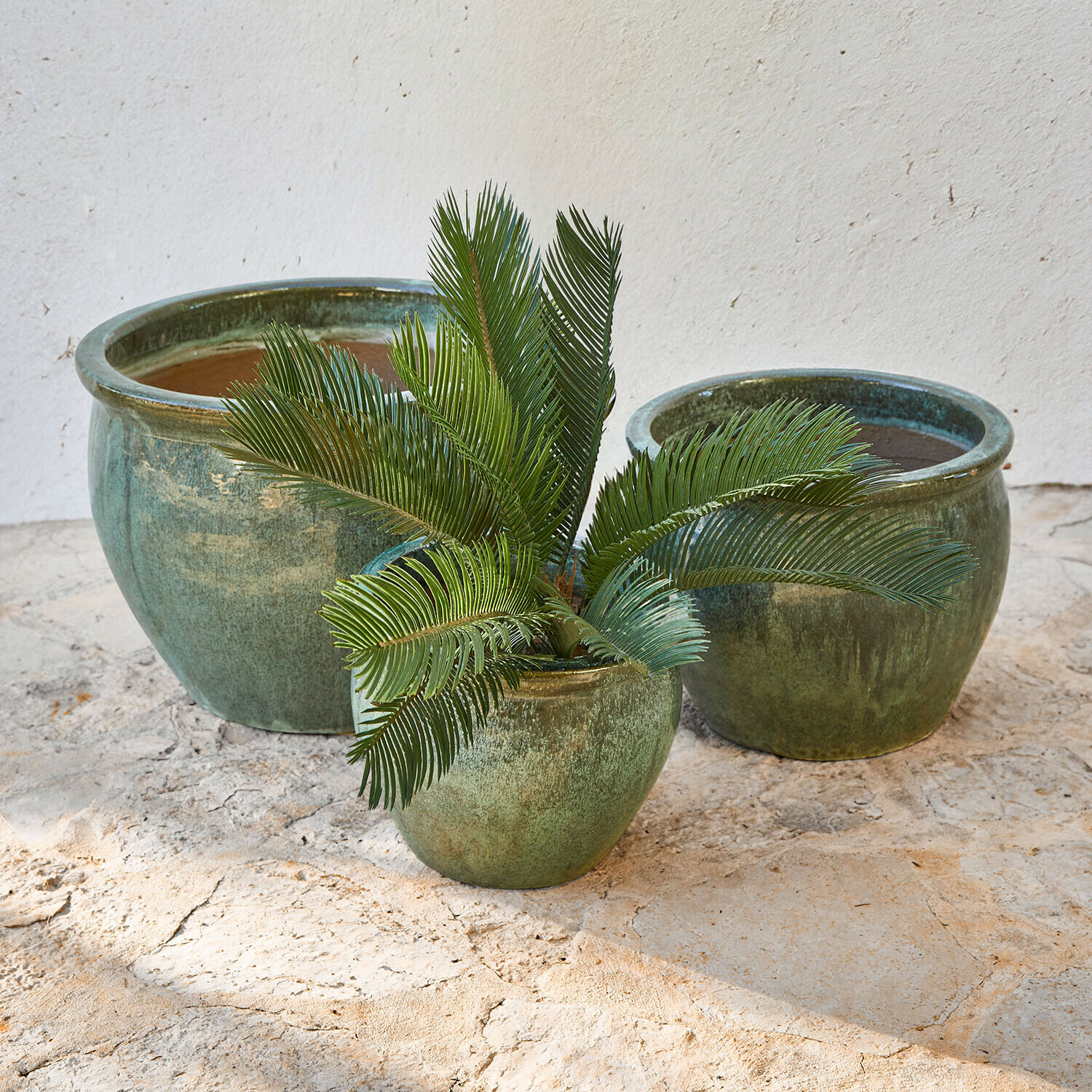 Sierpot set van 3 Mareenah Set van drie groene keramische bloempotten in verschillende maten met decoratieve plant