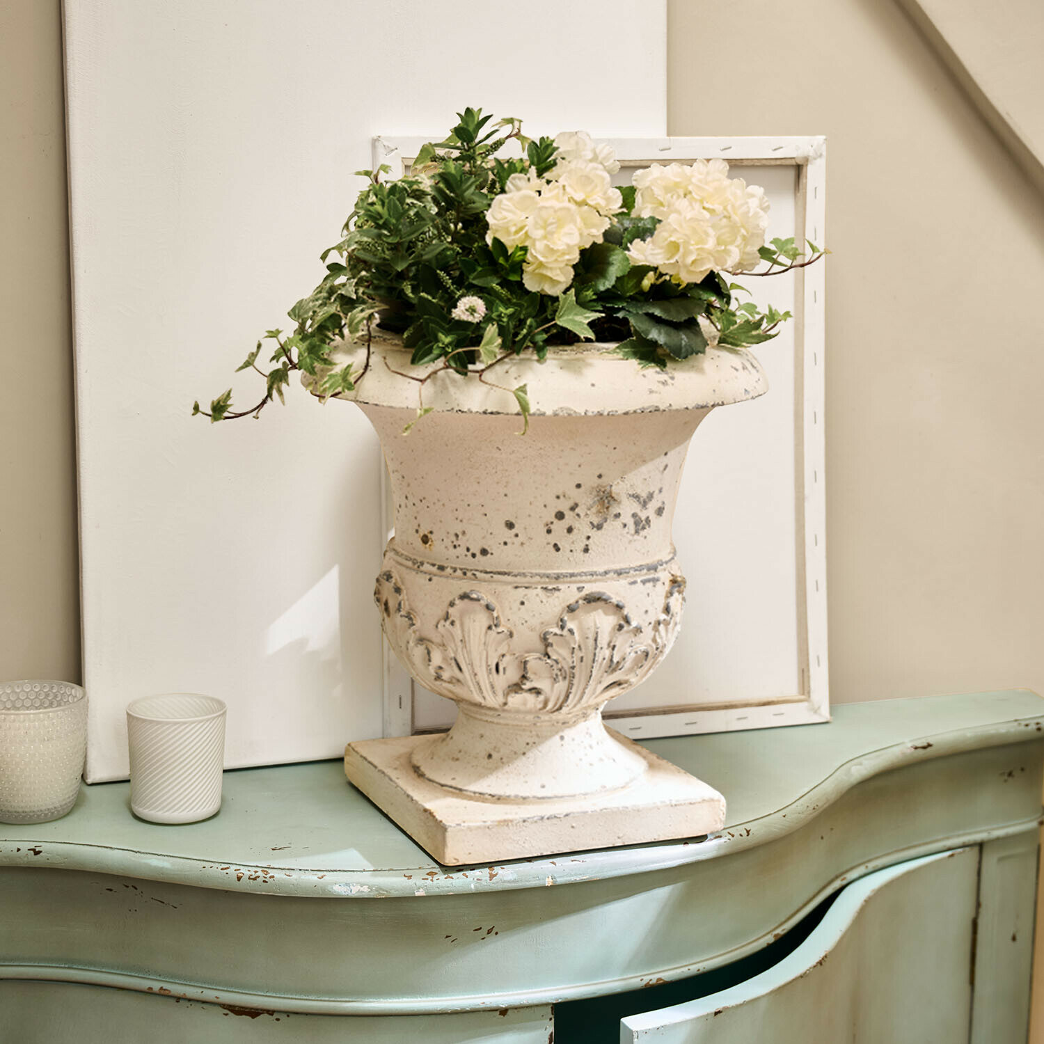 Amfora Lorianza Witte keramische vaas met plantenarrangement op groene vintage kast met verweerde look