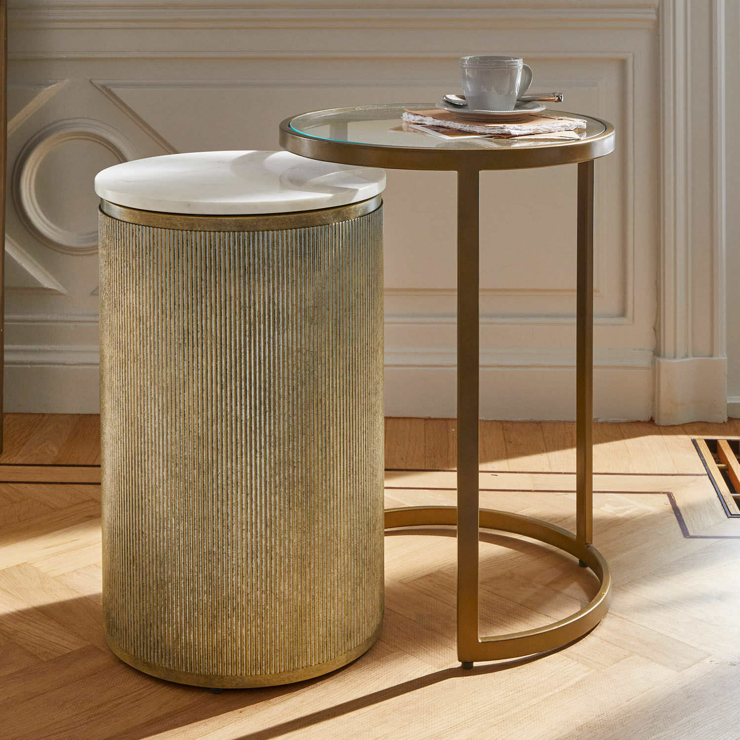 Gouden bijzettafel met metalen onderstel en glazen blad in een stijlvolle woonkamer