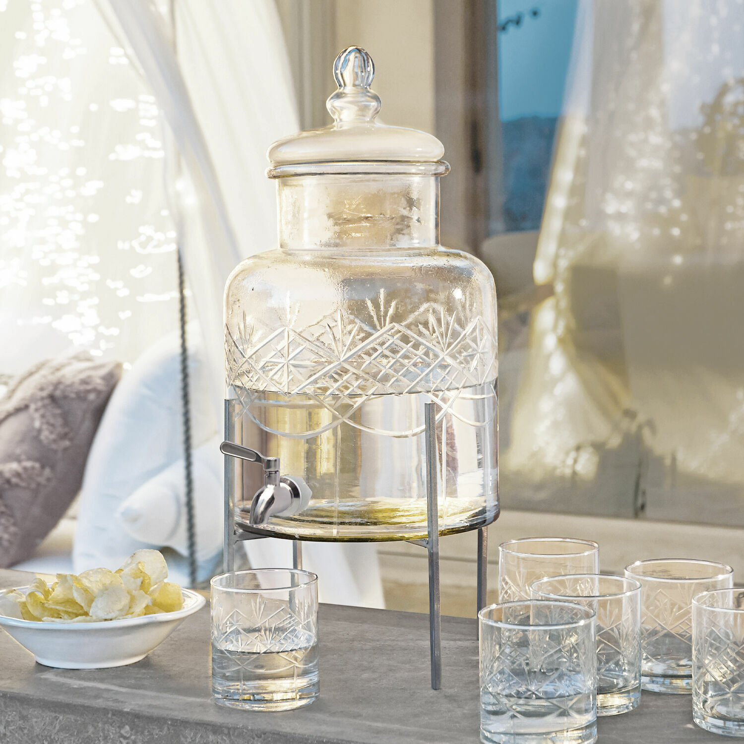 Glazen drankdispenser met metalen standaard en gegraveerd patroon, transparant, voor waterservering