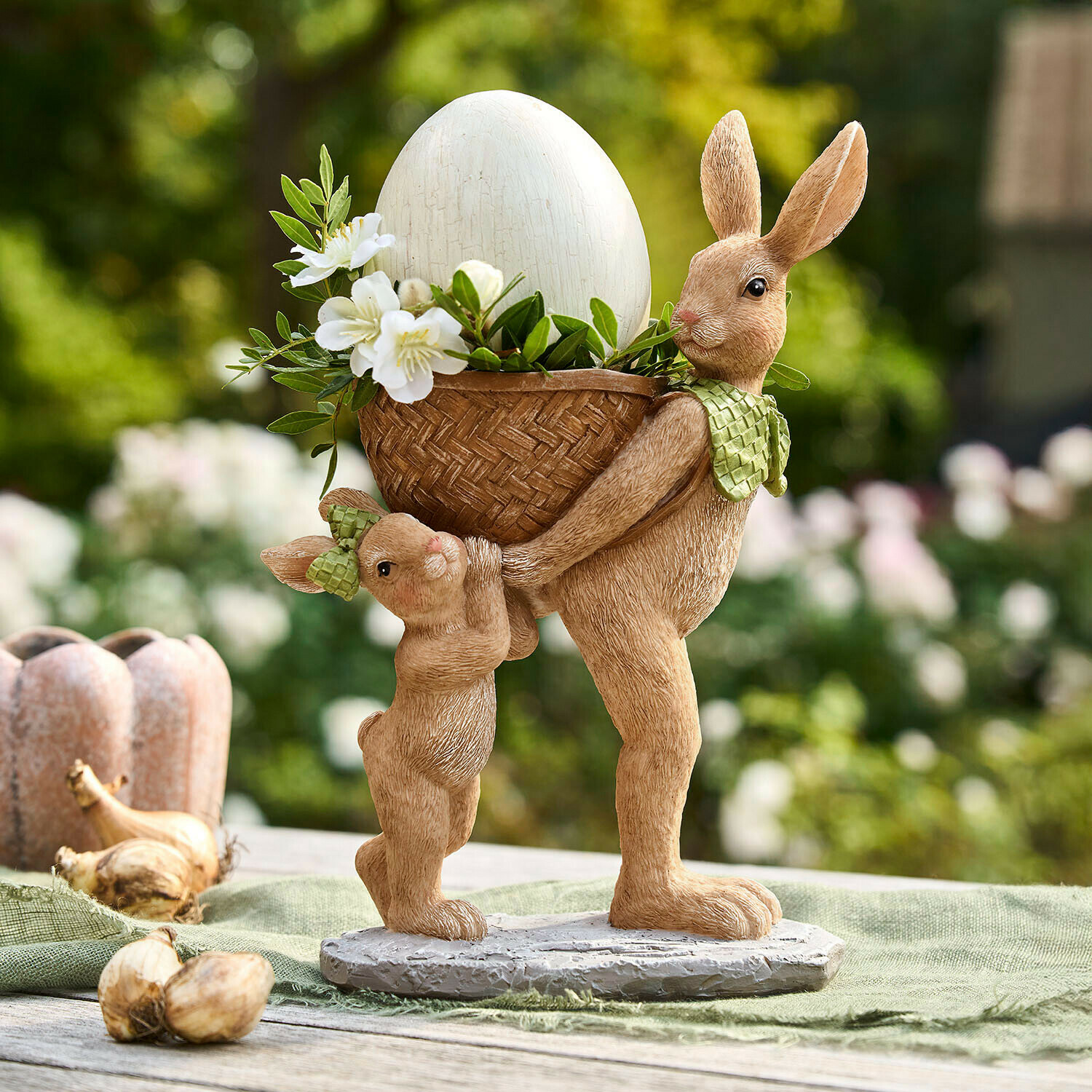 Haasjes Bramblet Paashaasfiguur met mand en wit ei, lente- en paasdecoratie voor tuintafel