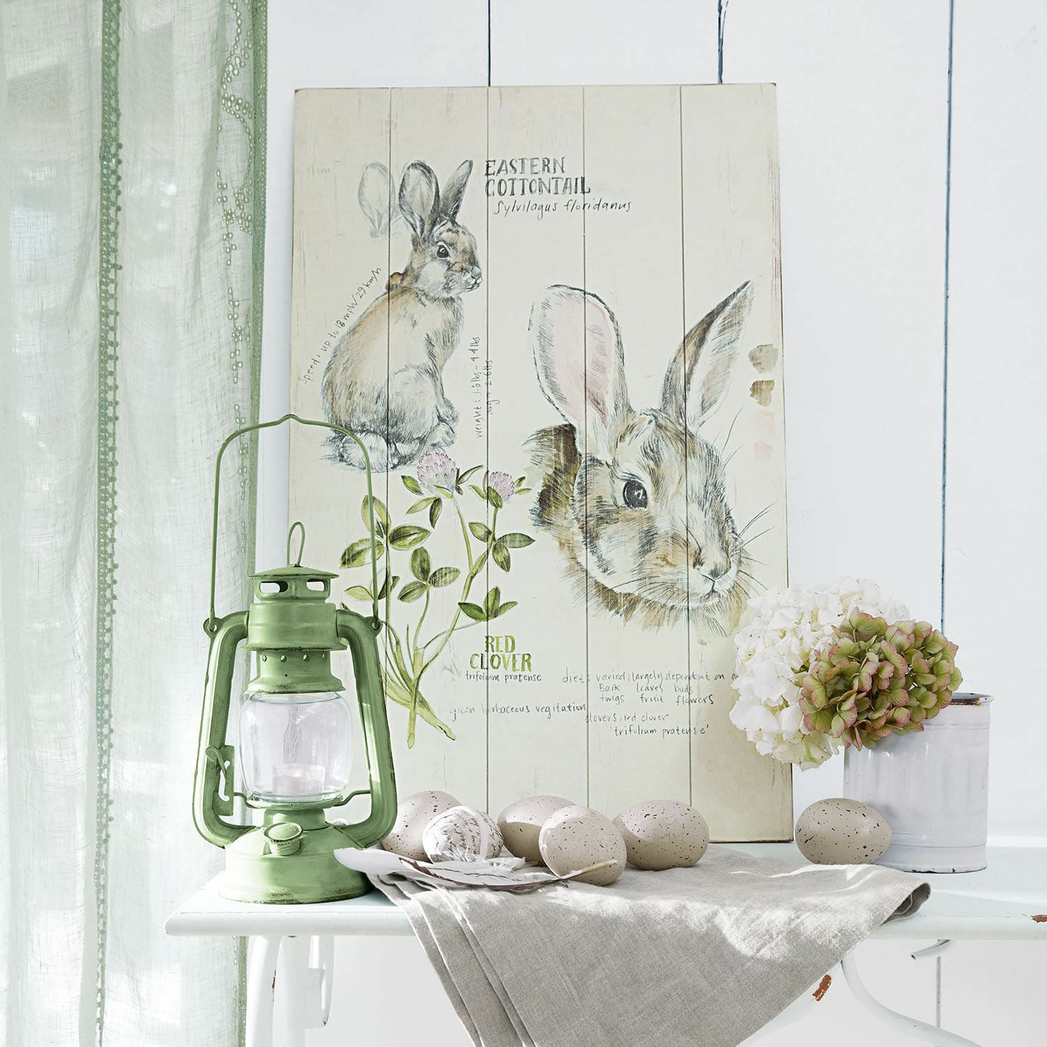 Decoboard Luppis Decoratief houten bord met illustratie van konijn en klaver, groene olielamp en decoratieve eieren