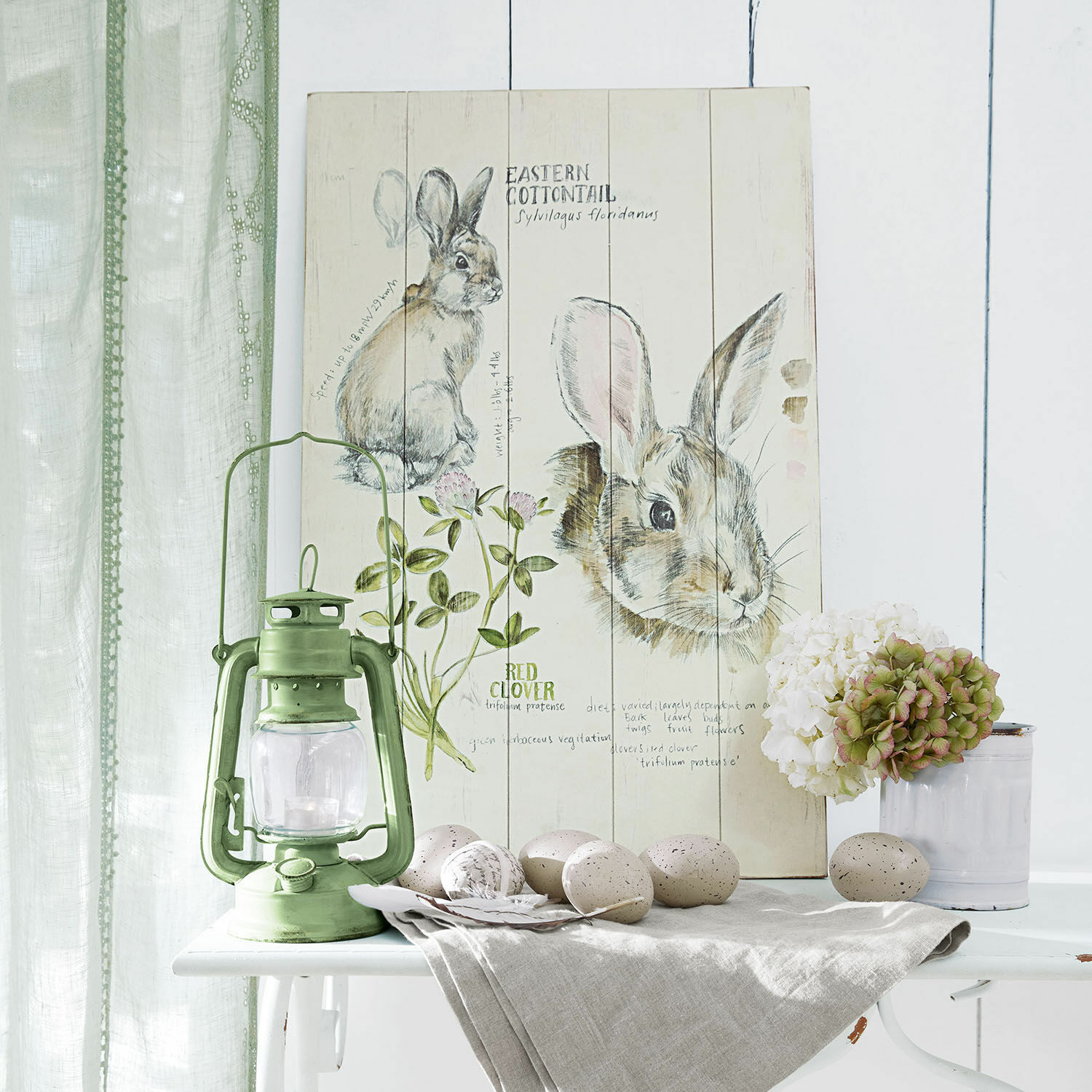 Decoboard Luppis Decoratief houten bord met illustratie van konijn en klaver, groene olielamp en decoratieve eieren