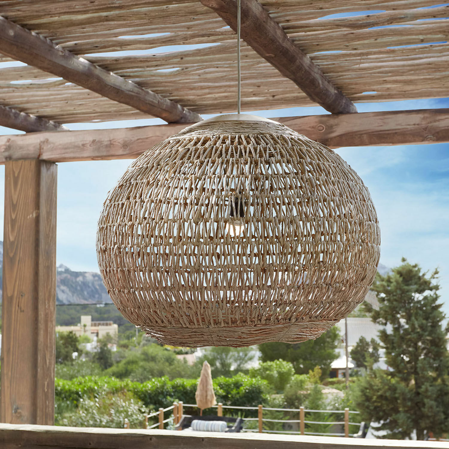 Hanglamp van gevlochten rotan in natuurlijke beige kleur voor binnen- en buitendecoratie