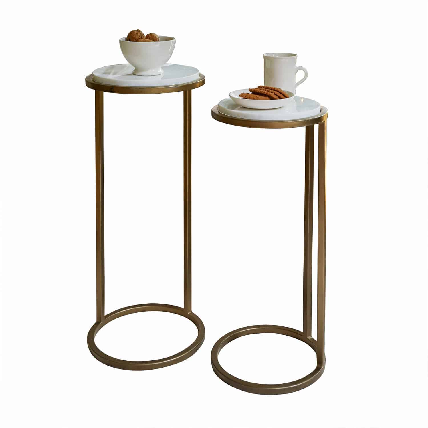 Bijzettafel set van 2 Soréline Set van twee bijzettafels met wit marmeren blad en messingkleurig metalen frame