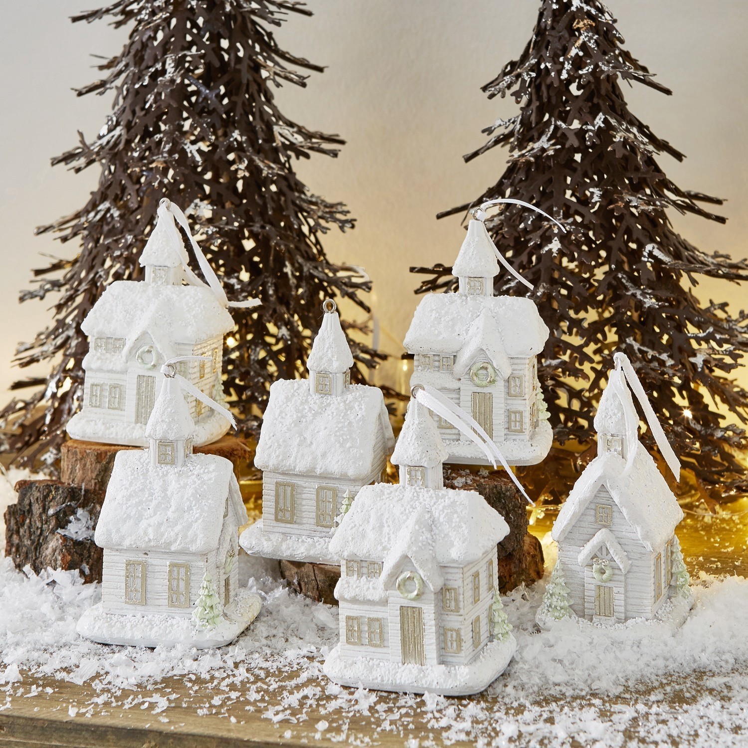 Kerstversiering set van 6 Legé Witte sneeuwhuisdecoraties op houten tafel met metalen kerstbomen en feestelijke verlichting