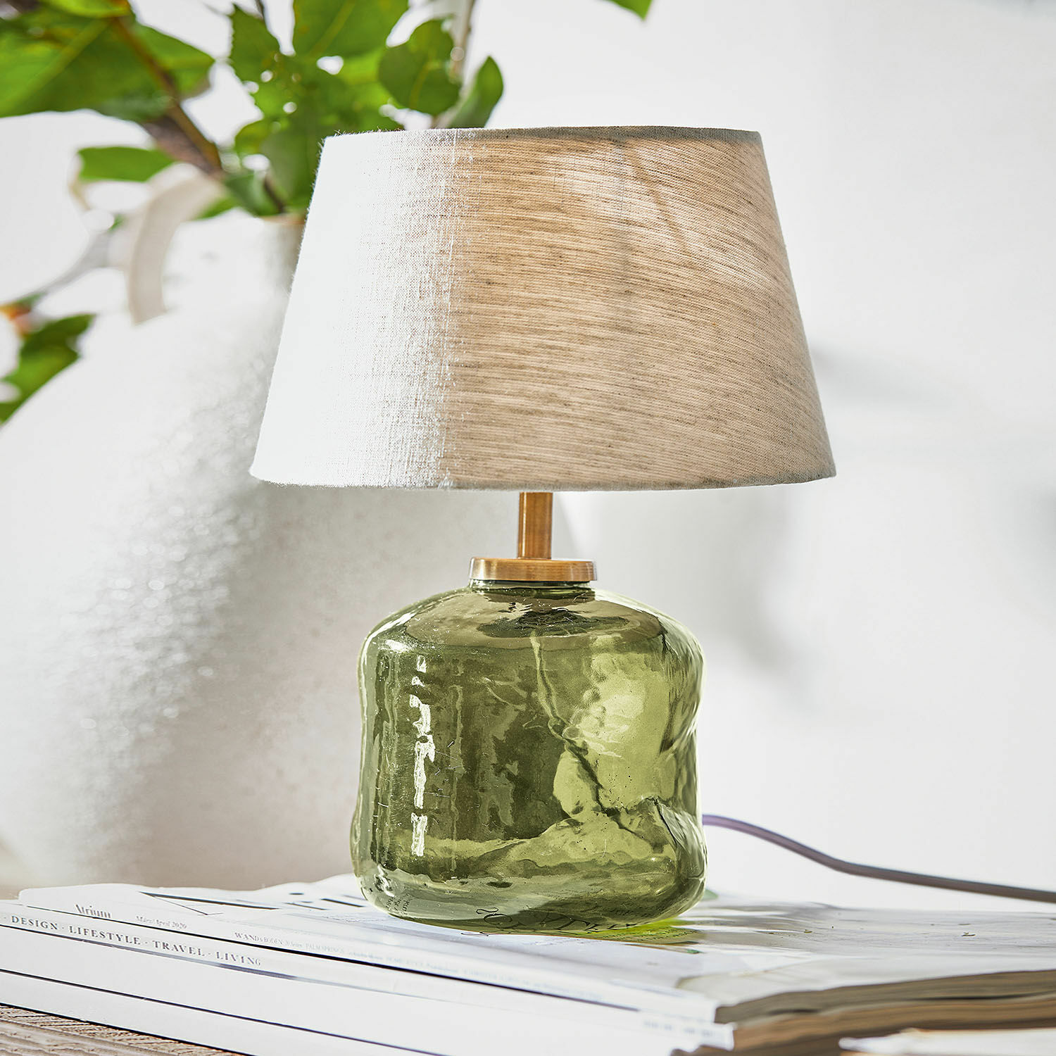 Tafellamp Rufino Tafellamp van groen glas met beige stoffen kap, sfeerverlichting en interieurdecoratie