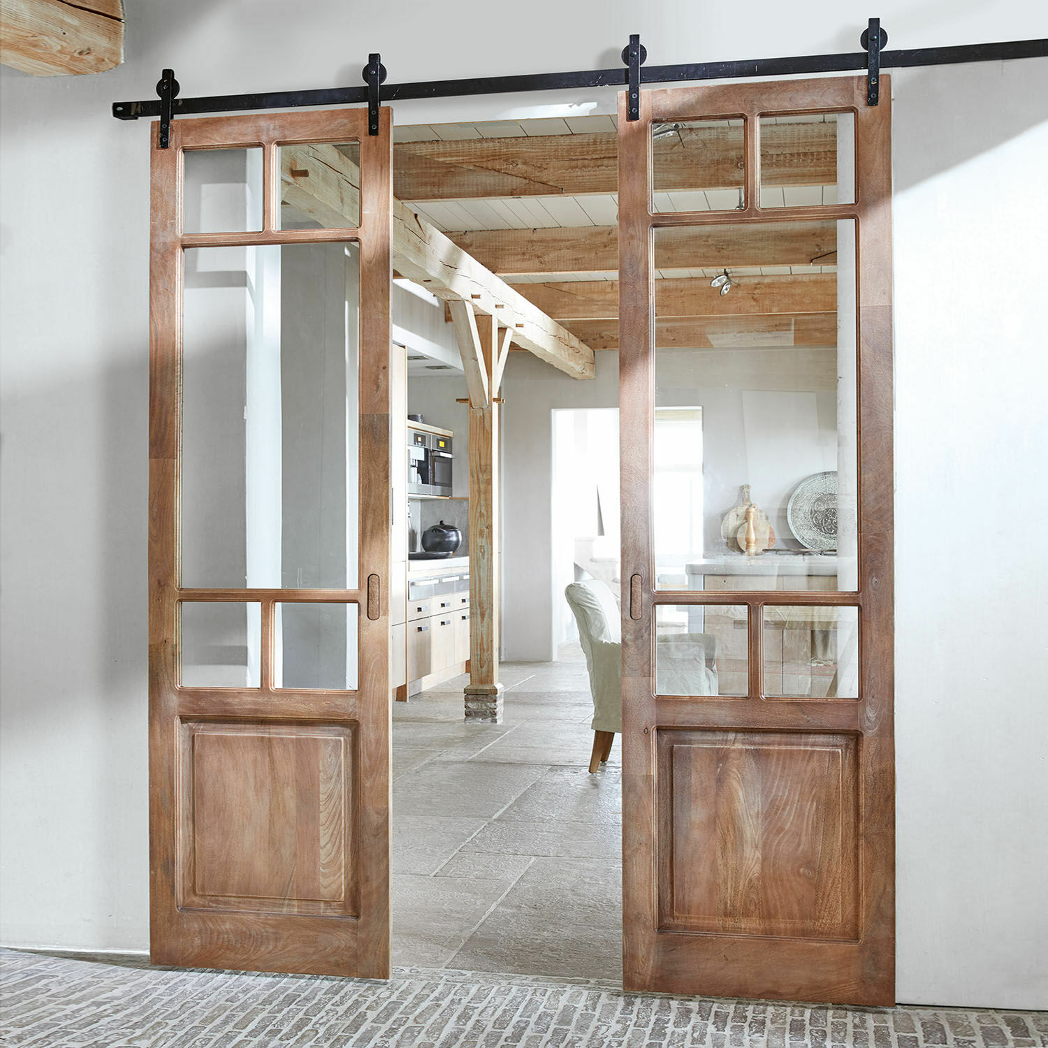 Dubbele schuifdeur Bradas Schuifdeuren van natuurlijk hout met glas, geschikt voor een modern interieur met stenen vloer