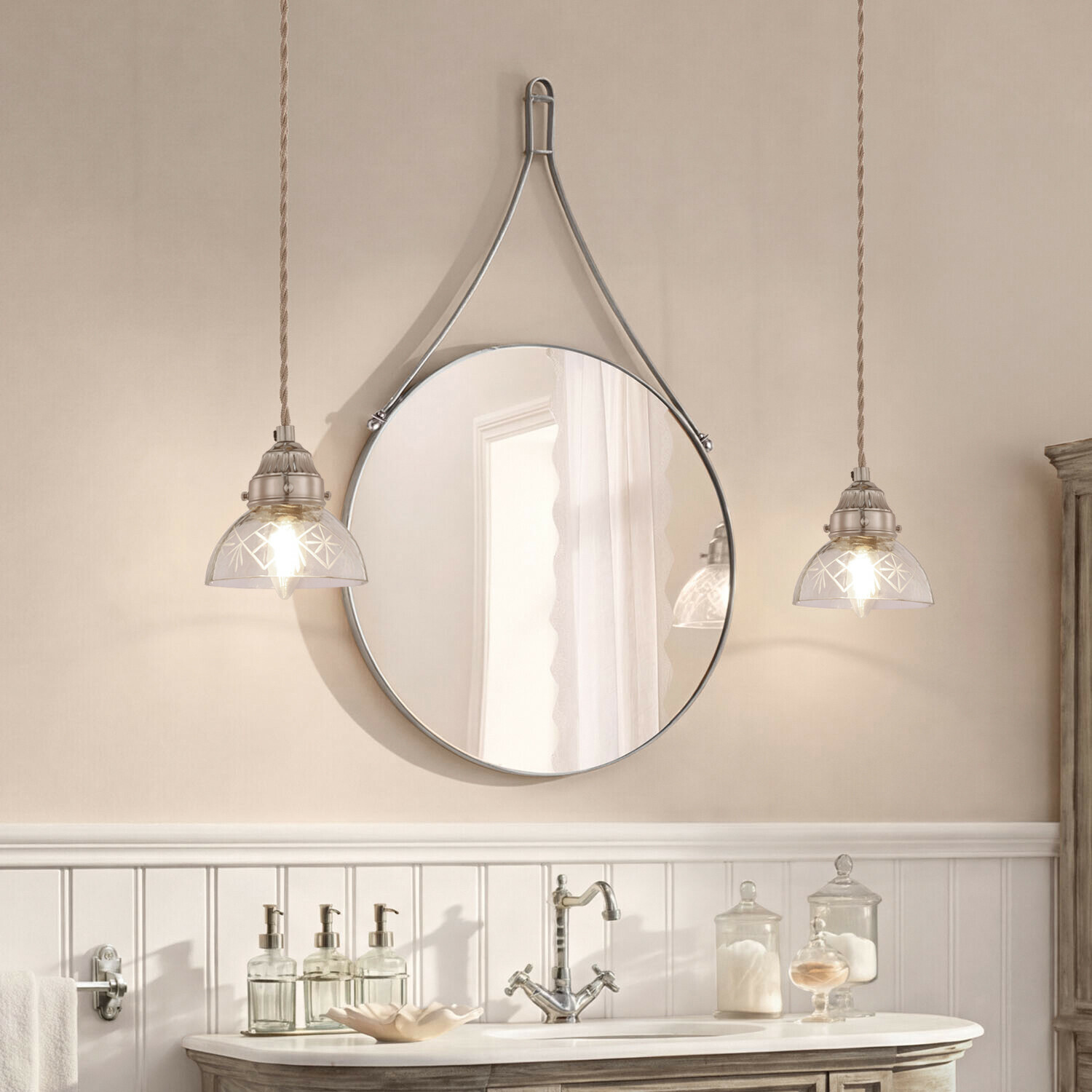 Hanglamp Montélie Ronde spiegel met zilverkleurige metalen lijst en ophanging boven badkamerwasbak met hanglampen
