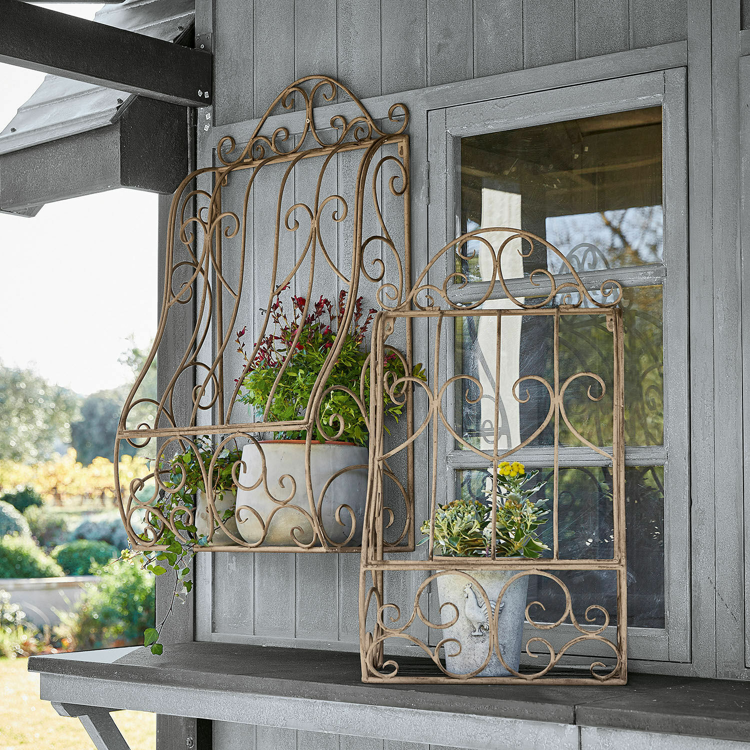 Wandrek set van 2 Alvra Beige metalen decoratief bloemenframe tegen grijze houten achtergrond, tuinornament