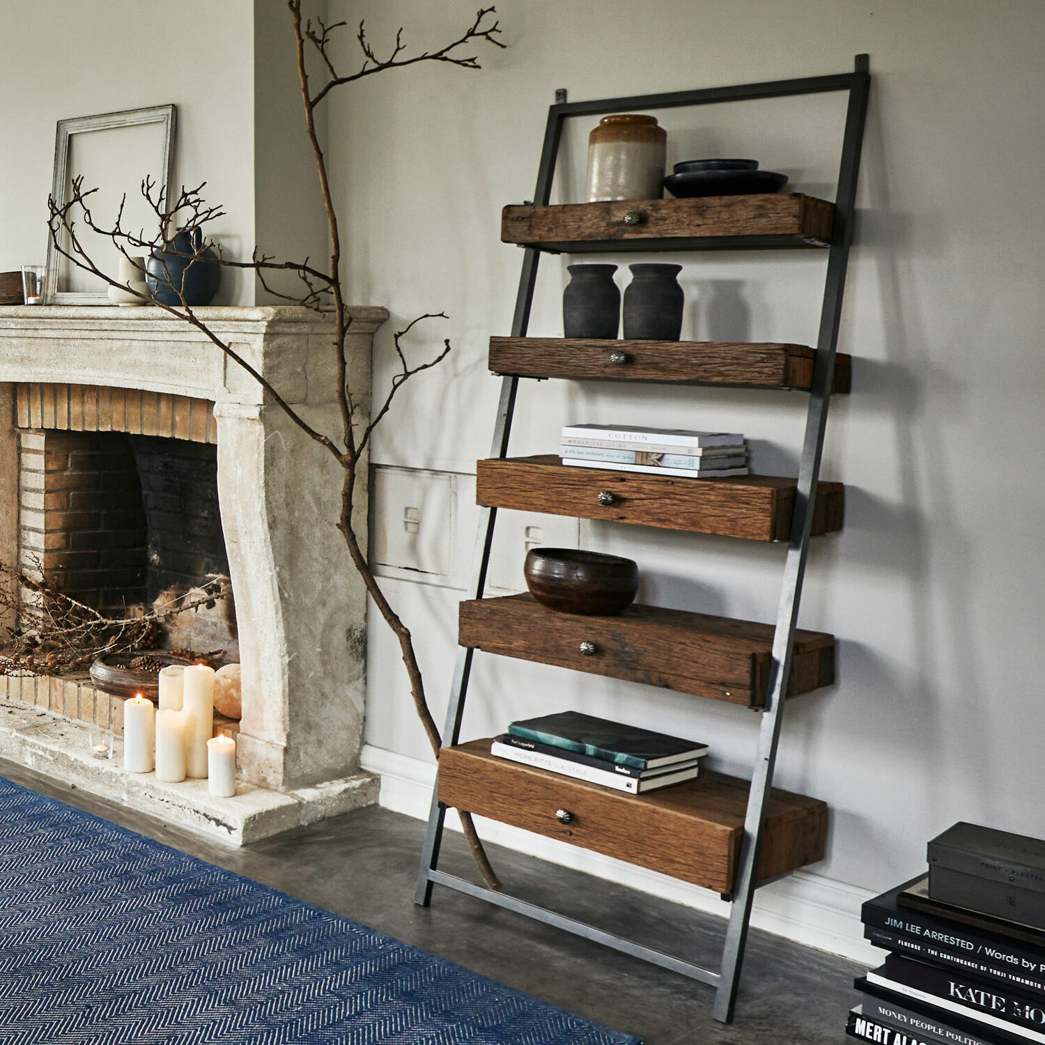 Kast Rosemill Loftrek van hout en metaal met laden, decoraties en boeken in een woonkamer