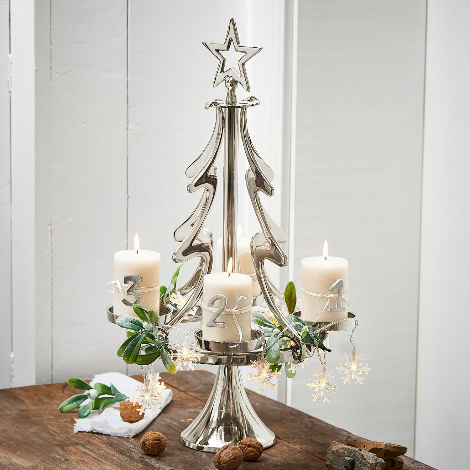 Kaarsenstandaard Gaetana Metalen adventskrans in kerstboomvorm met vier witte kaarsen en feestelijke decoratie