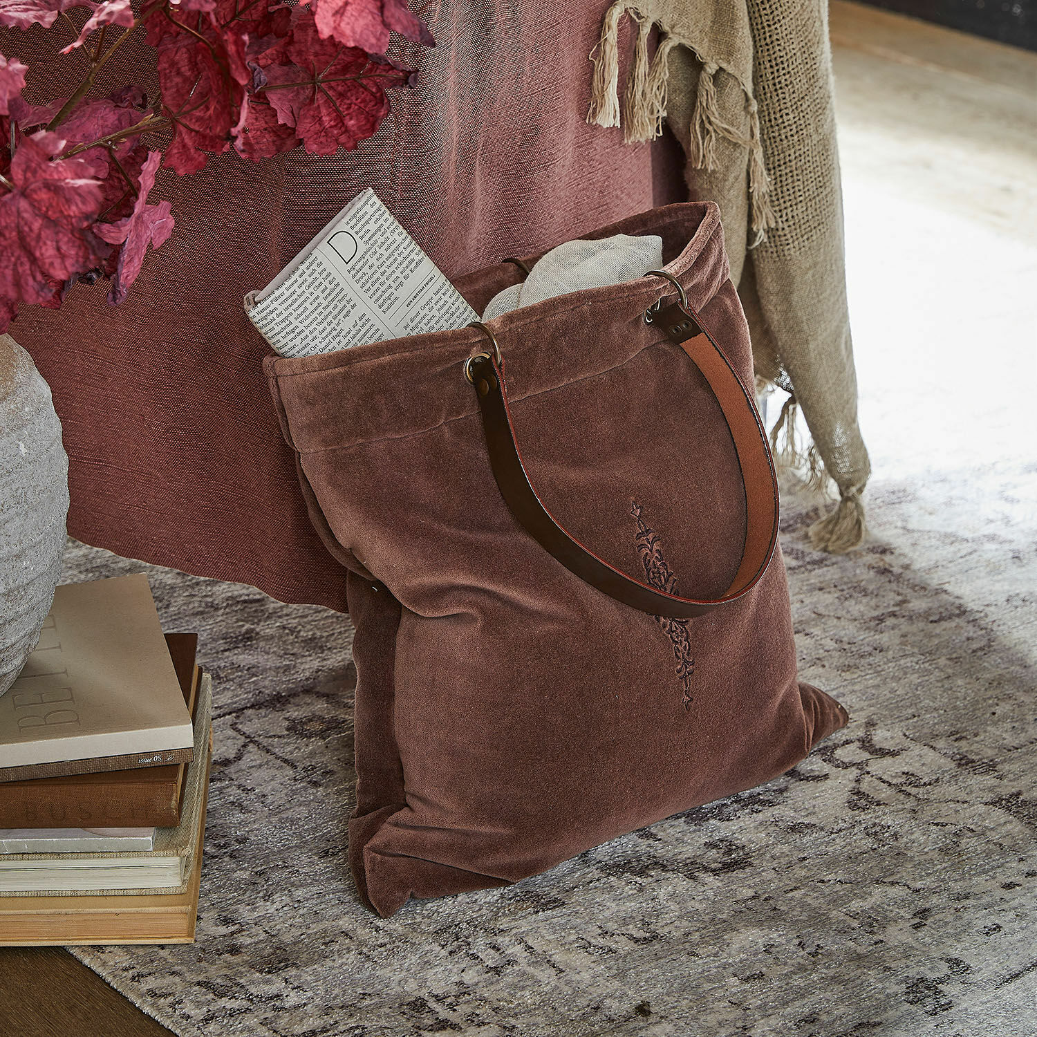 Bruine tas van zacht materiaal met decoratief borduurwerk en leren handvatten voor dagelijks gebruik