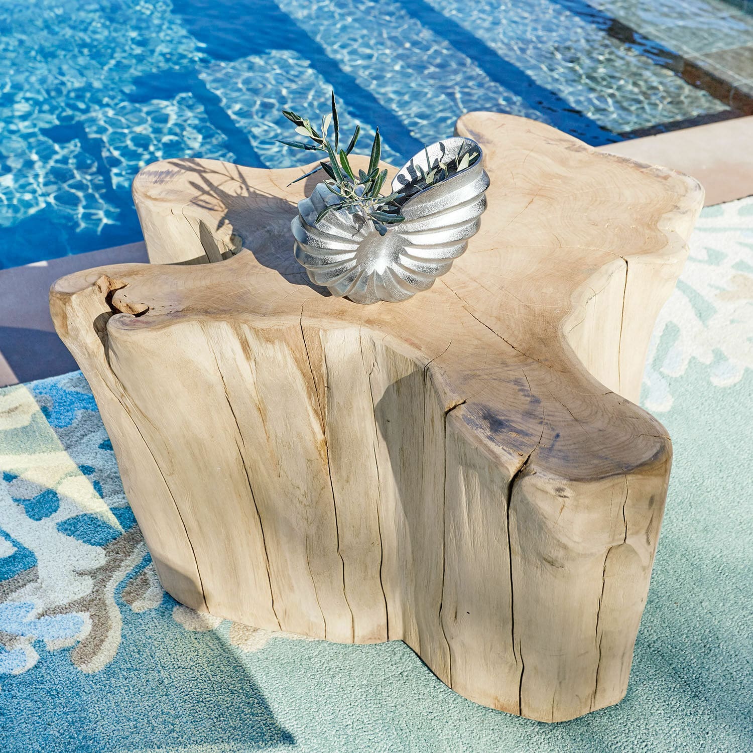 Salontafel Dorlancourt Massieve houten tafel met natuurlijke vorm bij zwembad op tapijt met metalen decoratie