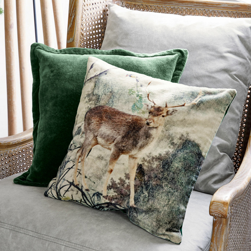 Decoratief kussen met hertenprint van zacht materiaal in natuurlijke kleuren voor woonkamer