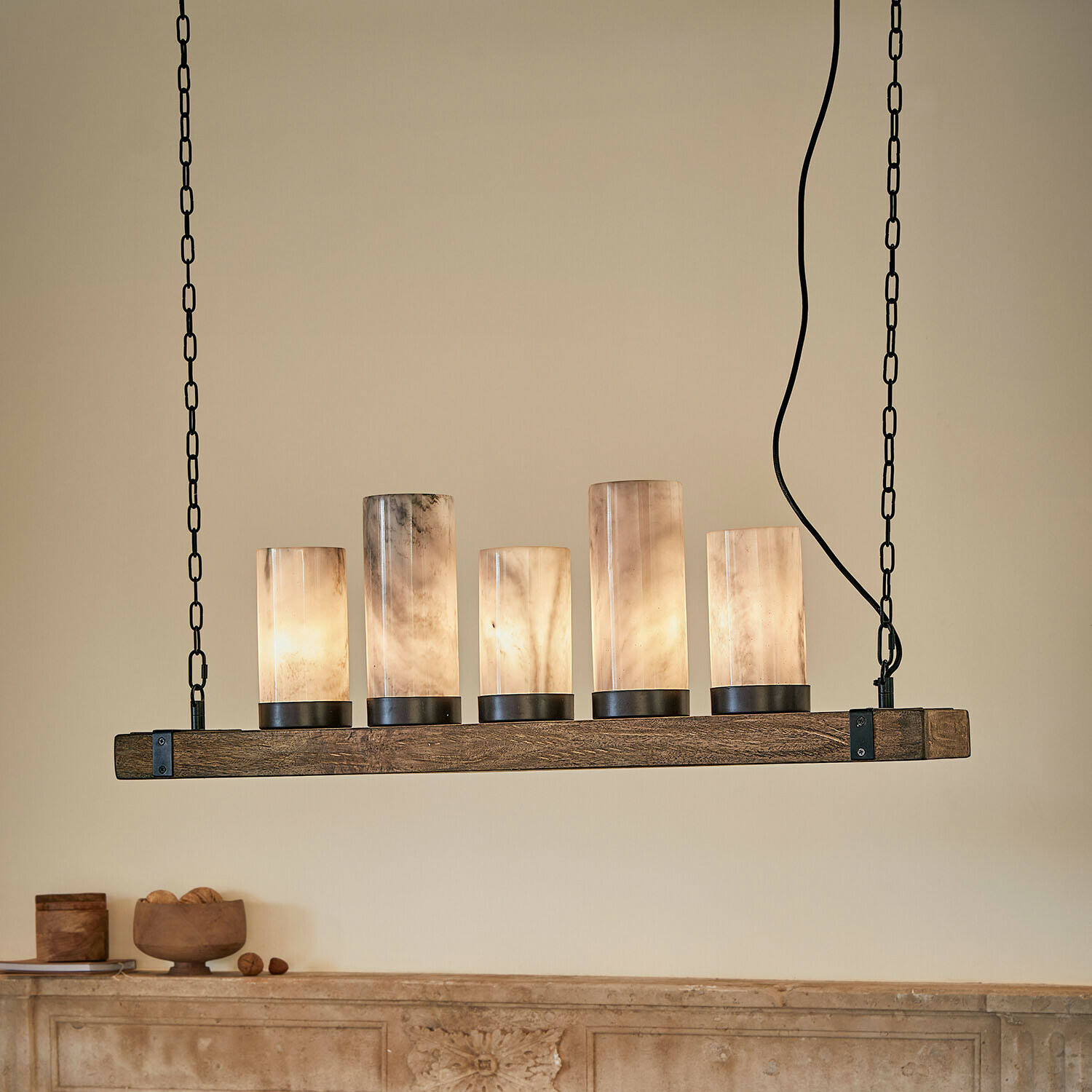 Hanglamp Haverfell Hanglamp met vijf melkglazen kappen en houten basis in rustieke stijl