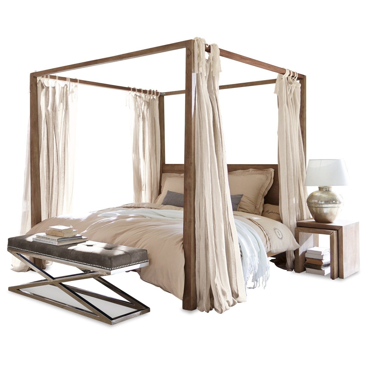 Bed Milo Houten hemelbed met beige gordijnen en grijze gestoffeerde bank voor slaapkamerinrichting