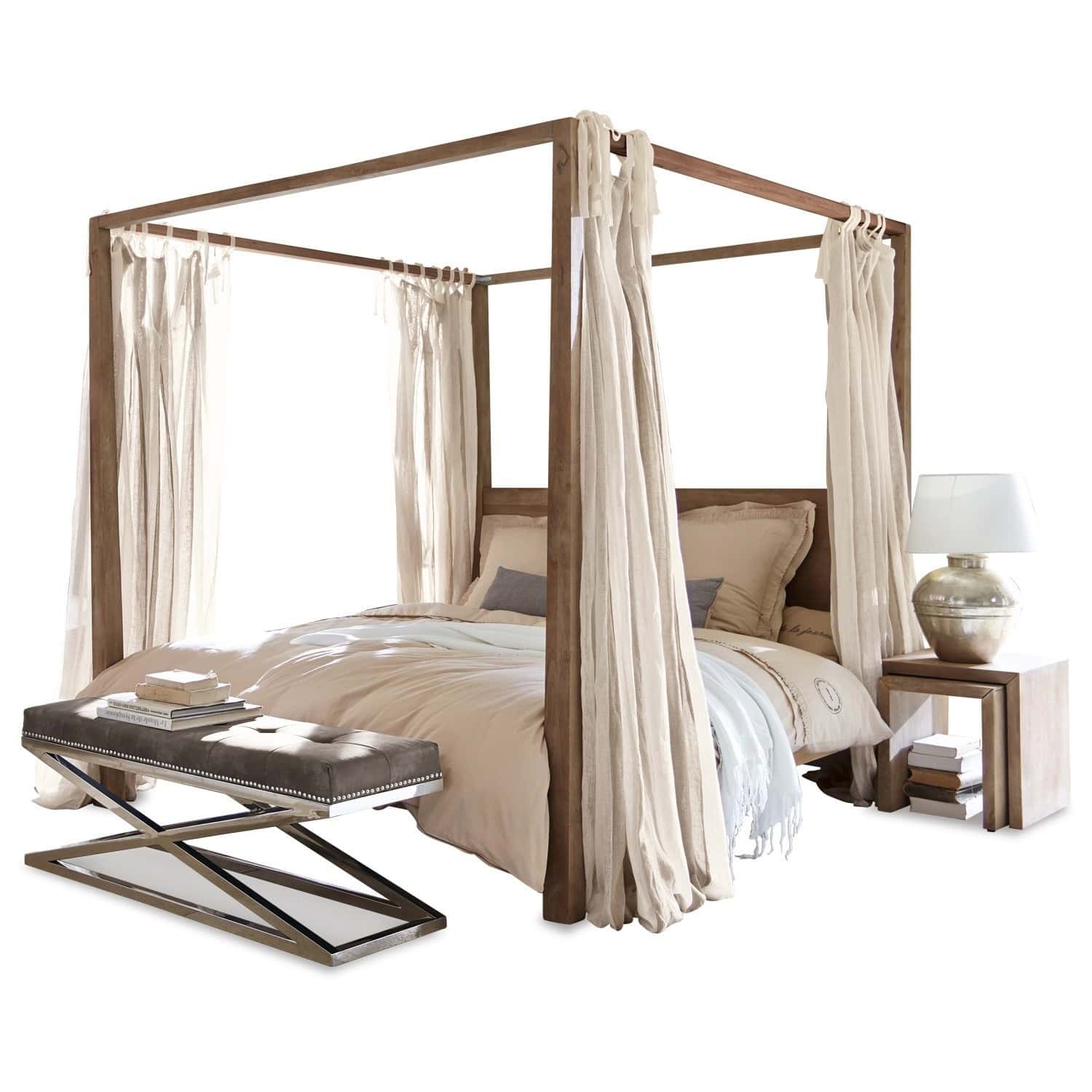 Bed Milo Houten hemelbed met beige gordijnen en grijze gestoffeerde bank voor slaapkamerinrichting