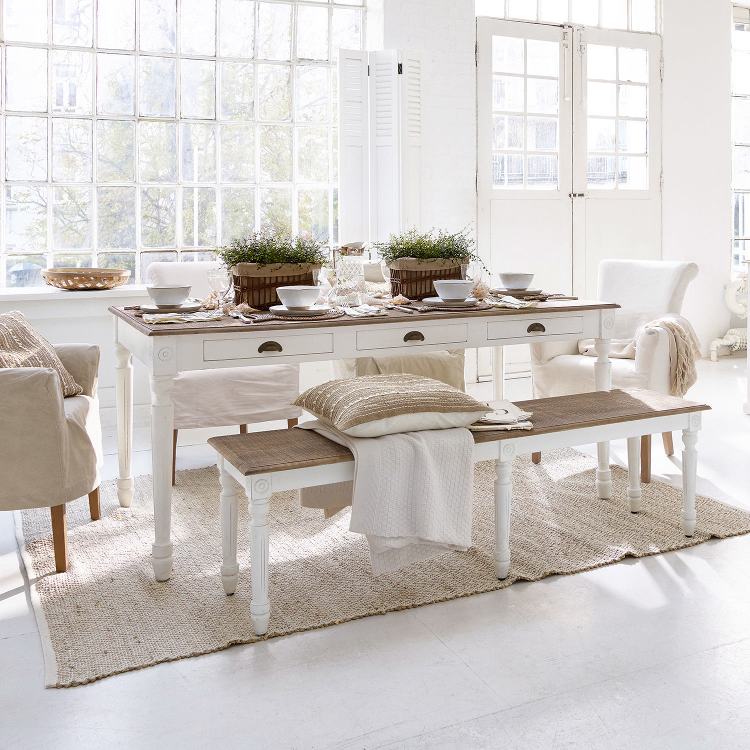 Tafel Helsinquia Eetkamer met witte houten tafel en bank met naturel blad en beige accenten