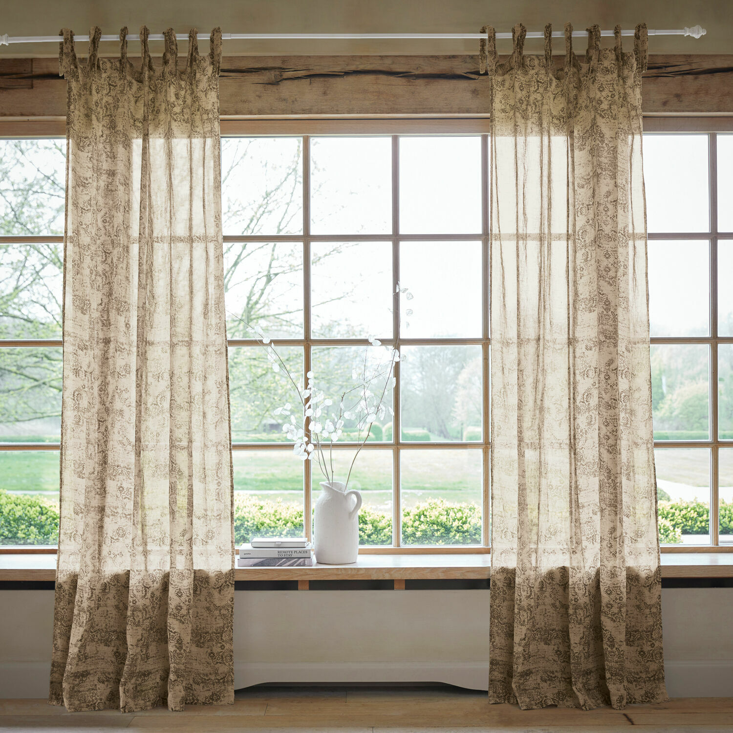 Gordijn Mirette Beige gordijnen met fijn patroon van lichte stof, raamdecoratie voor woonkamer