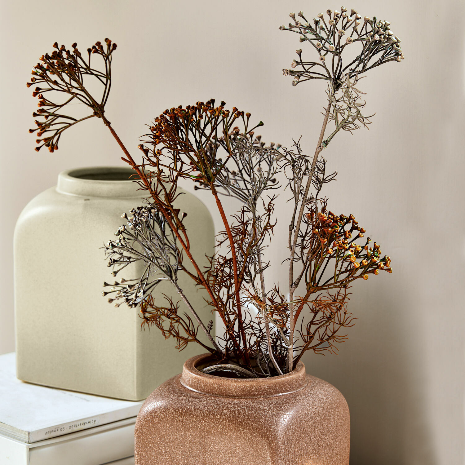 Sierbloem set van 4 Jennings Bruine keramische vaas met gedroogde bloemen voor beige decoratie en boeken