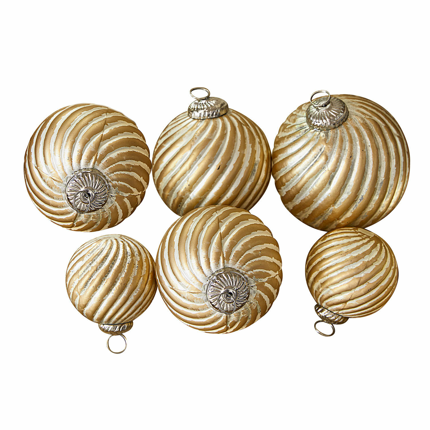 Kerstbal set van 6 Frasetta Set van zes gouden kerstballen met witte spiraalpatronen en metalen ophangringen