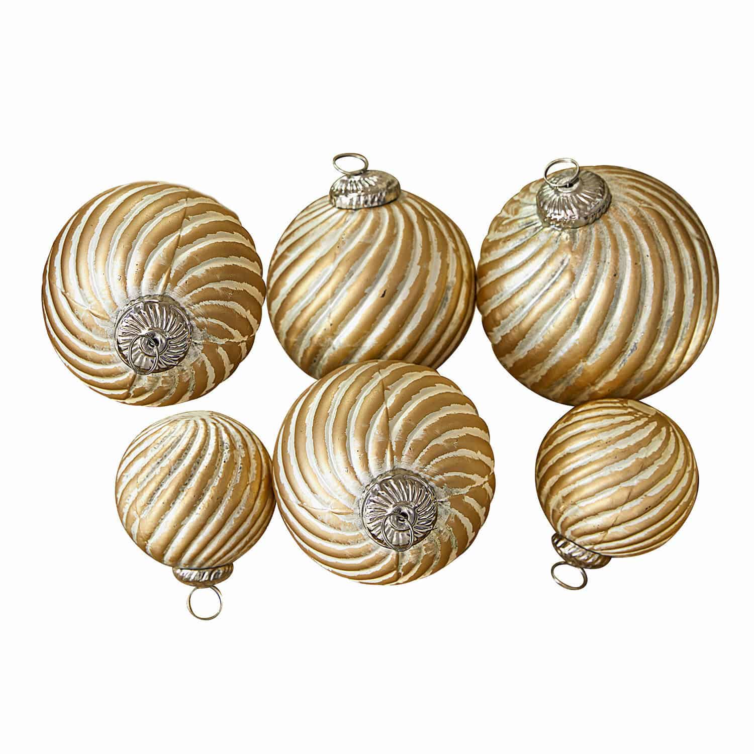 Kerstbal set van 6 Frasetta Set van zes gouden kerstballen met witte spiraalpatronen en metalen ophangringen