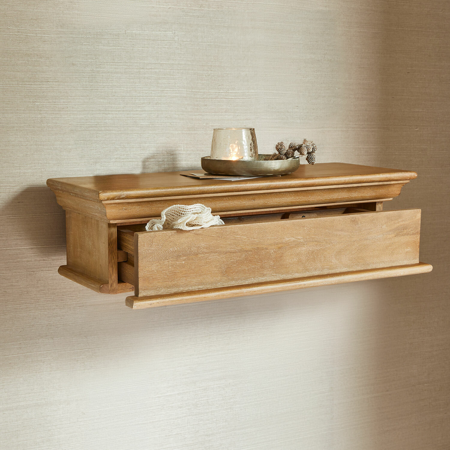 Wandplank van licht hout met open lade, praktisch meubel voor opbergruimte