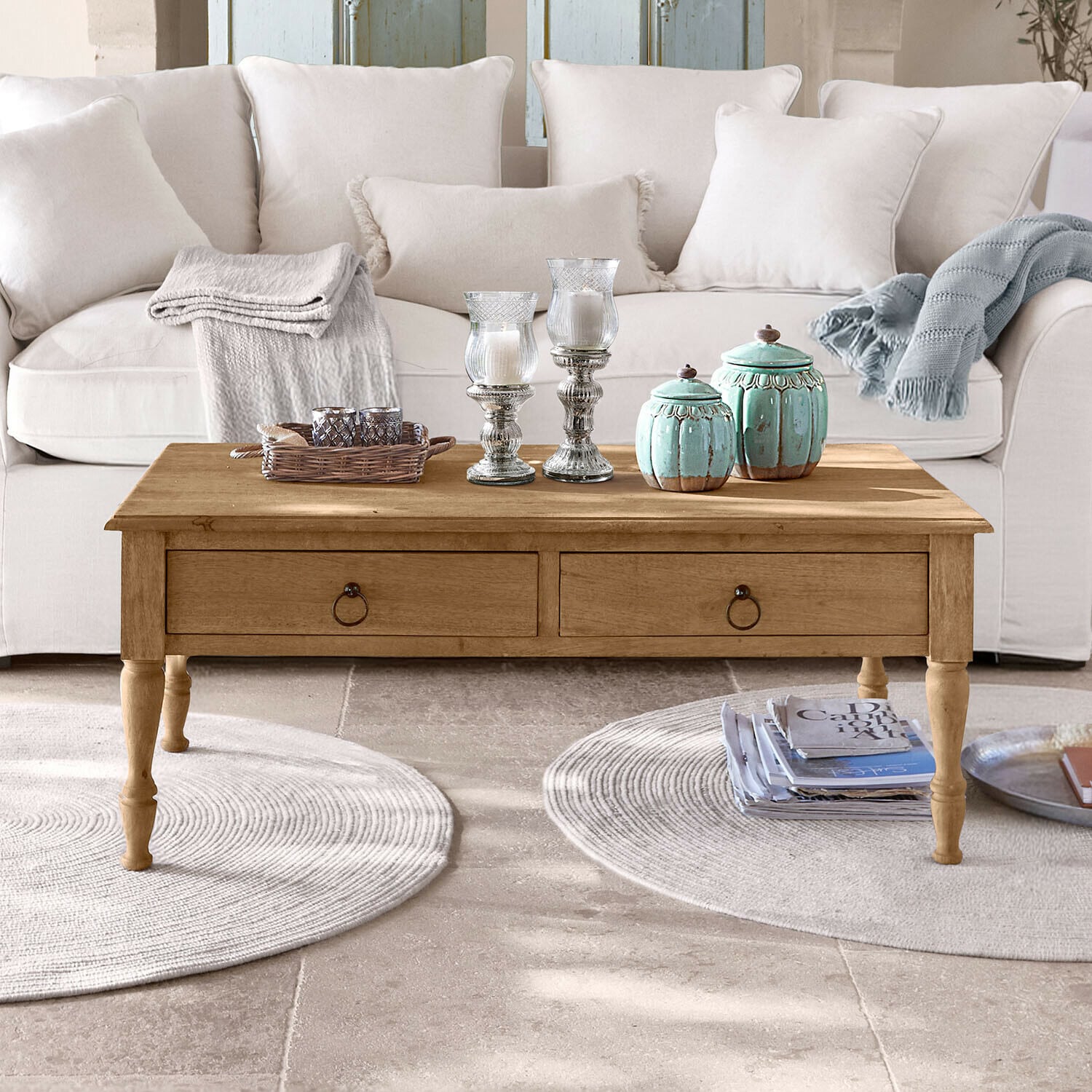 Houten salontafel met lades voor lichte bank, decoraties en plaids op het blad