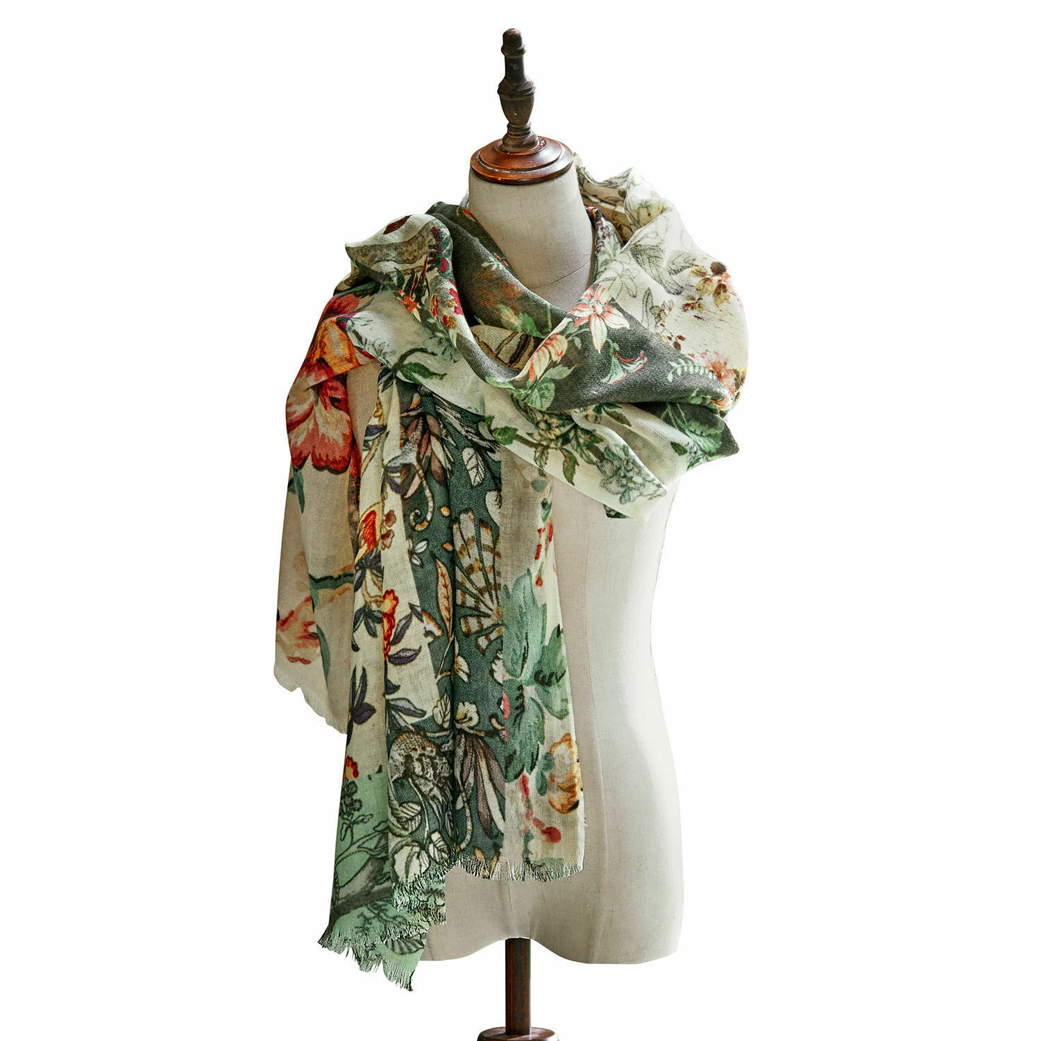Sjaal Garnay Grote sjaal met bloemenpatroon in groen- en crèmekleuren, zachte stof, modieuze accessoire