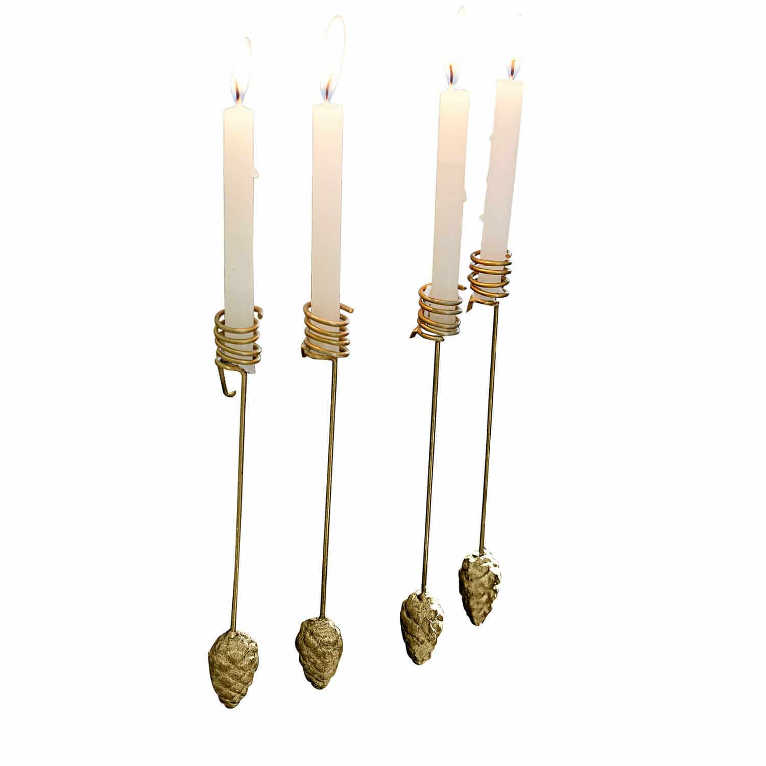 Kaarsenhouder set van 4 Norélie Set van vier gouden kandelaren met metalen dennenappels en witte kaarsen voor interieurdecoratie