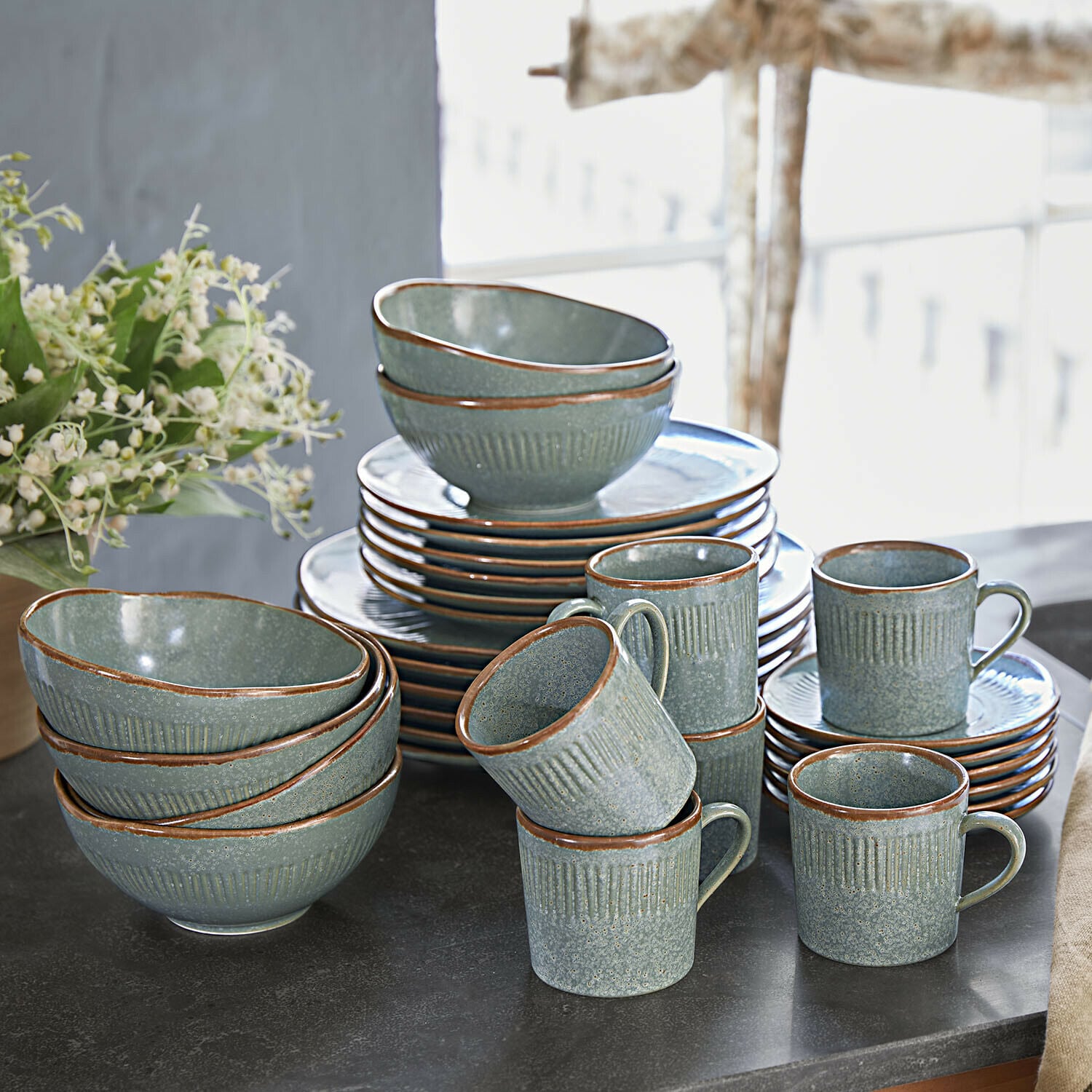 Servies set van 30 Périers Groen keramisch servies met bruine rand op een zwarte tafel geplaatst