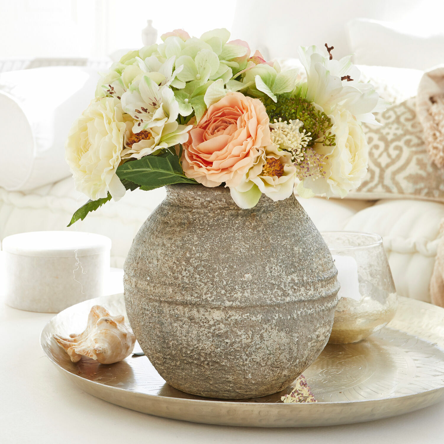 Decoratieve vaas Singnesse Decoratieve grijze stenen vaas met crème en perzikkleurige bloemen op een dienblad