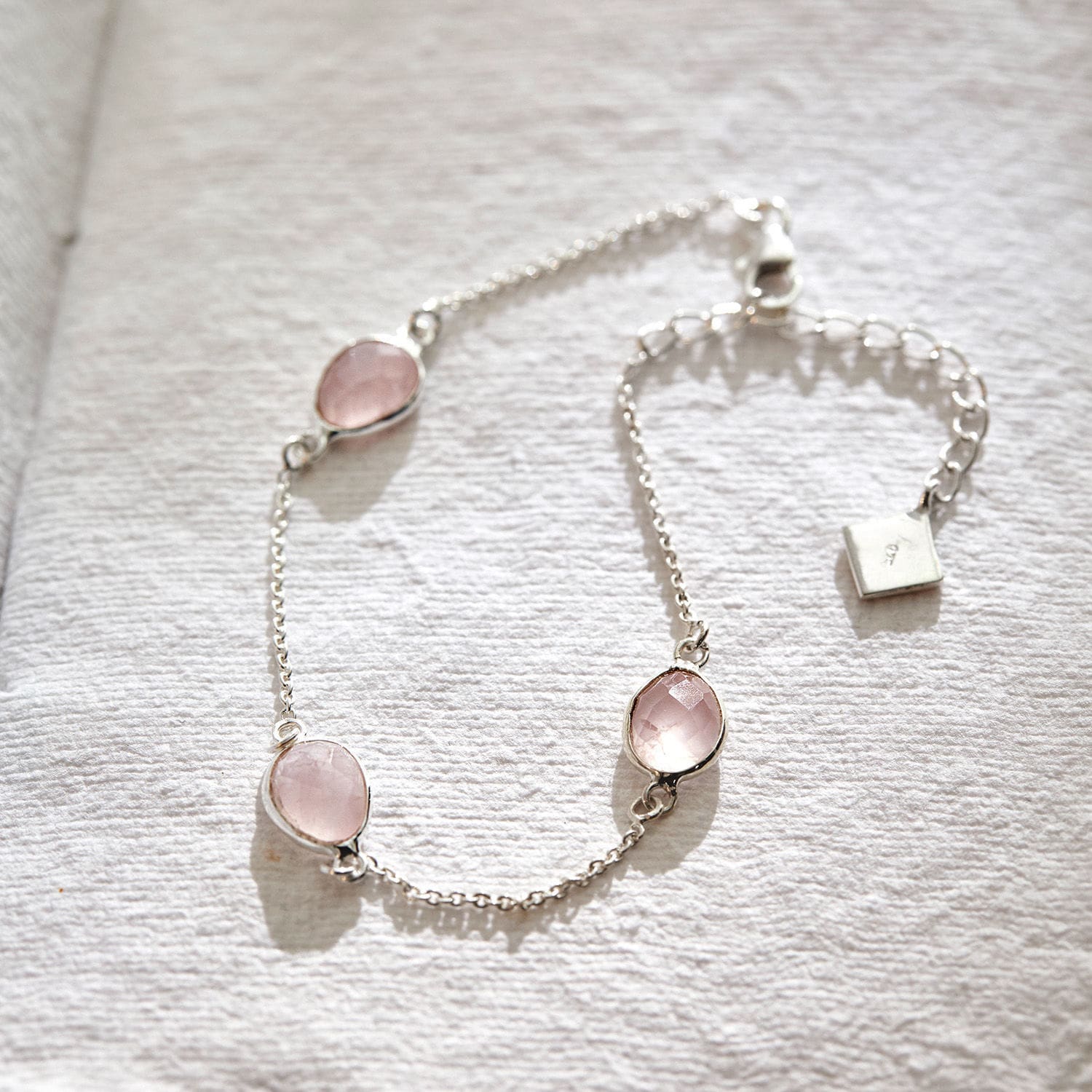 Armband Meadow Fijn zilveren armband met roze stenen, elegante dames sieraden